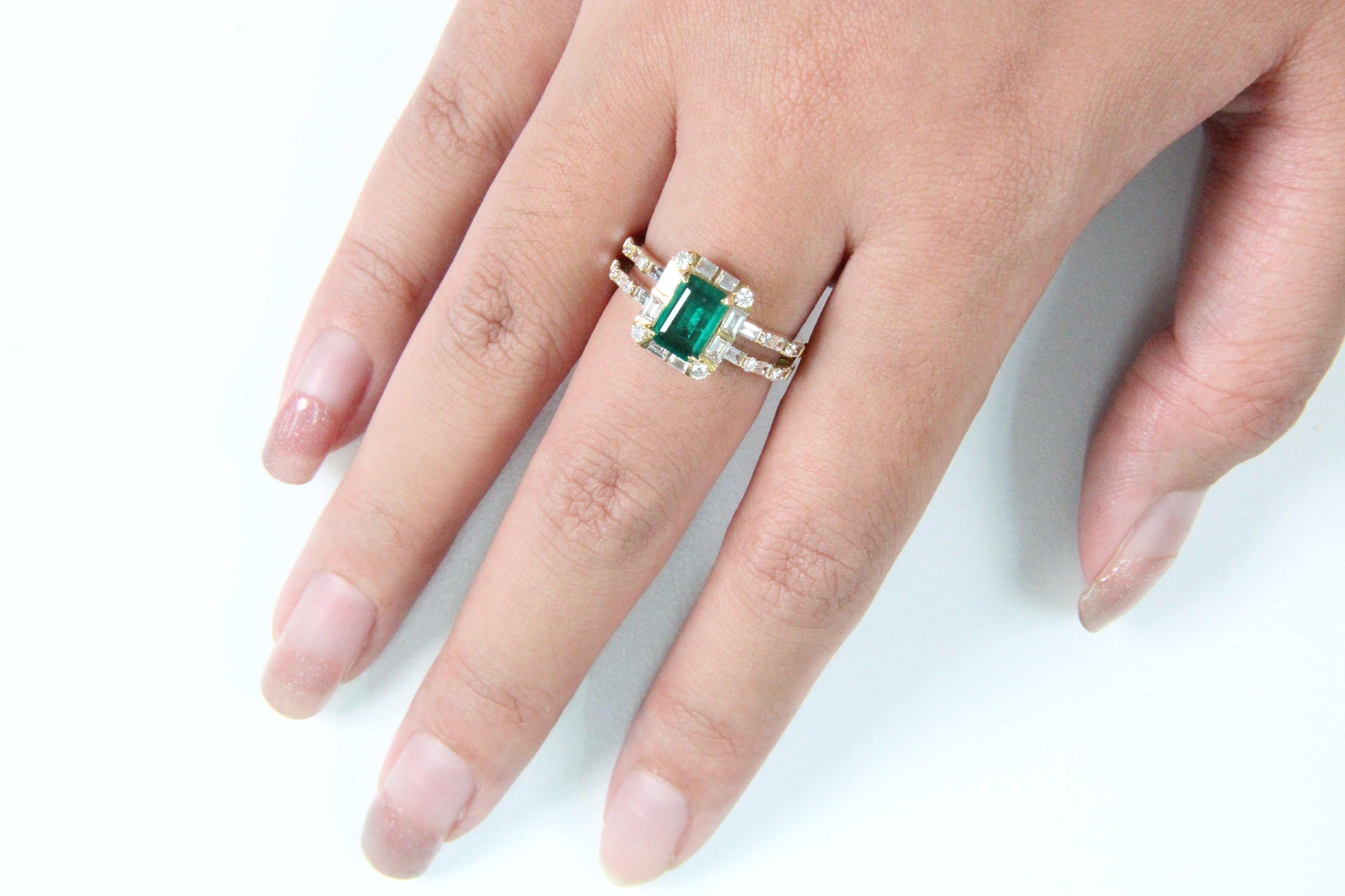 1.04 Carat Emerald and Diamond Solitaire Ring in 18 Karat Gold For Sale 2