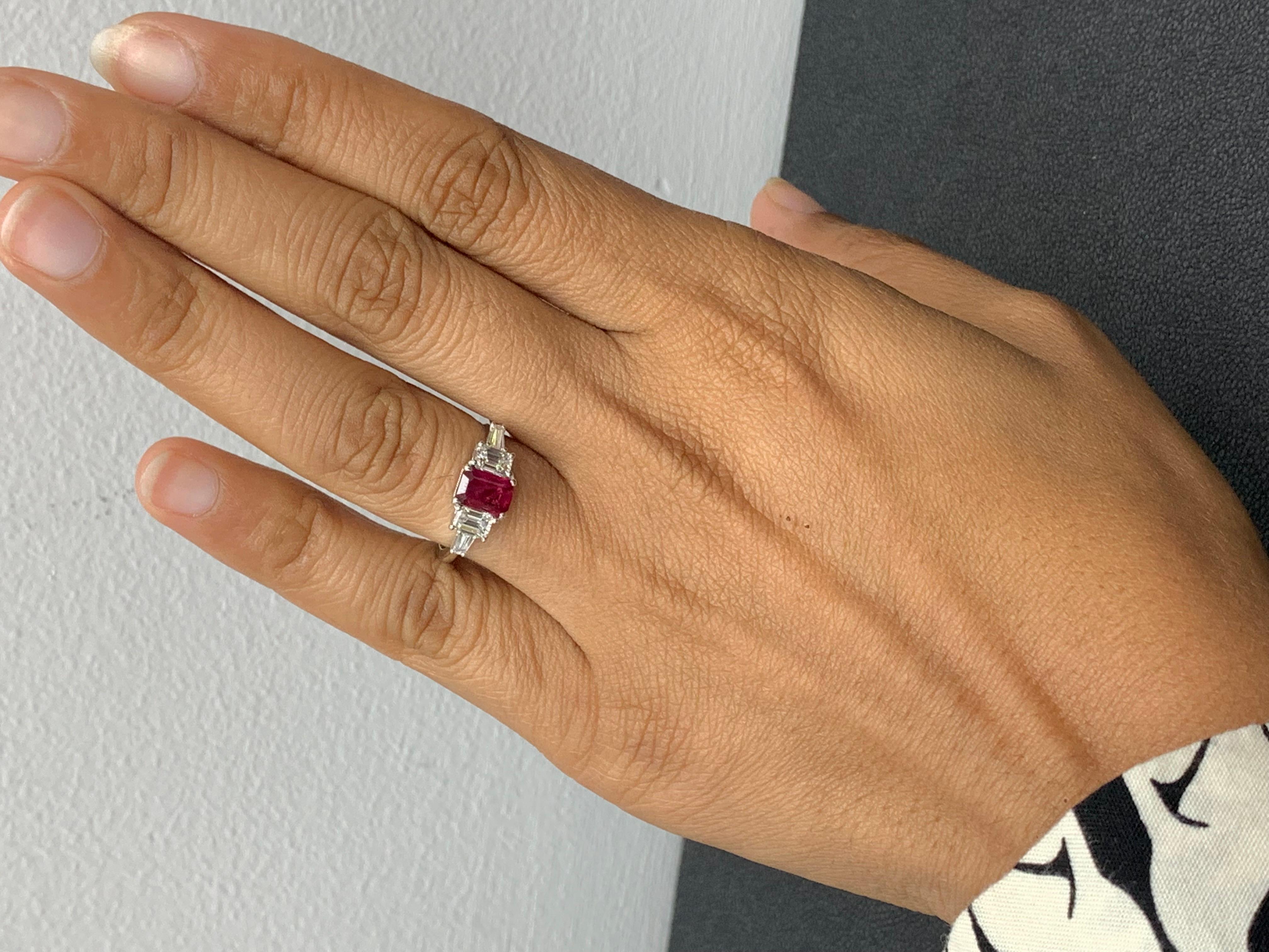 Moderne Bague à 5 pierres en or blanc 14 carats avec rubis taille émeraude de 1,04 carat et diamants en vente