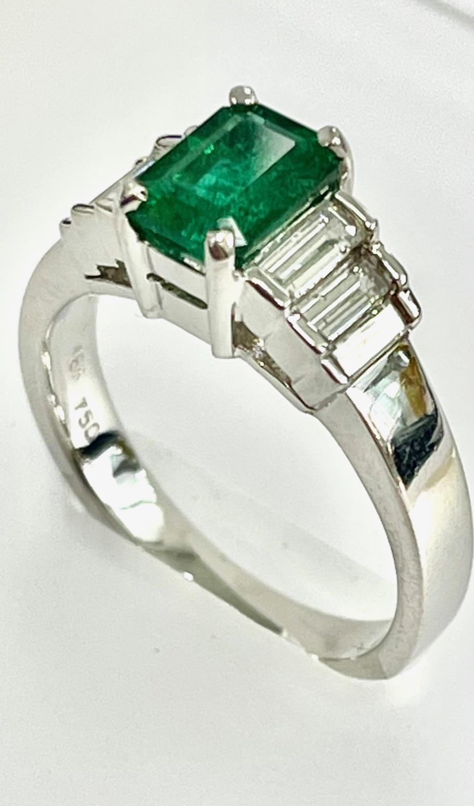 Modern 1.04 Carat Emerald Diamond Cocktail Ring For Sale