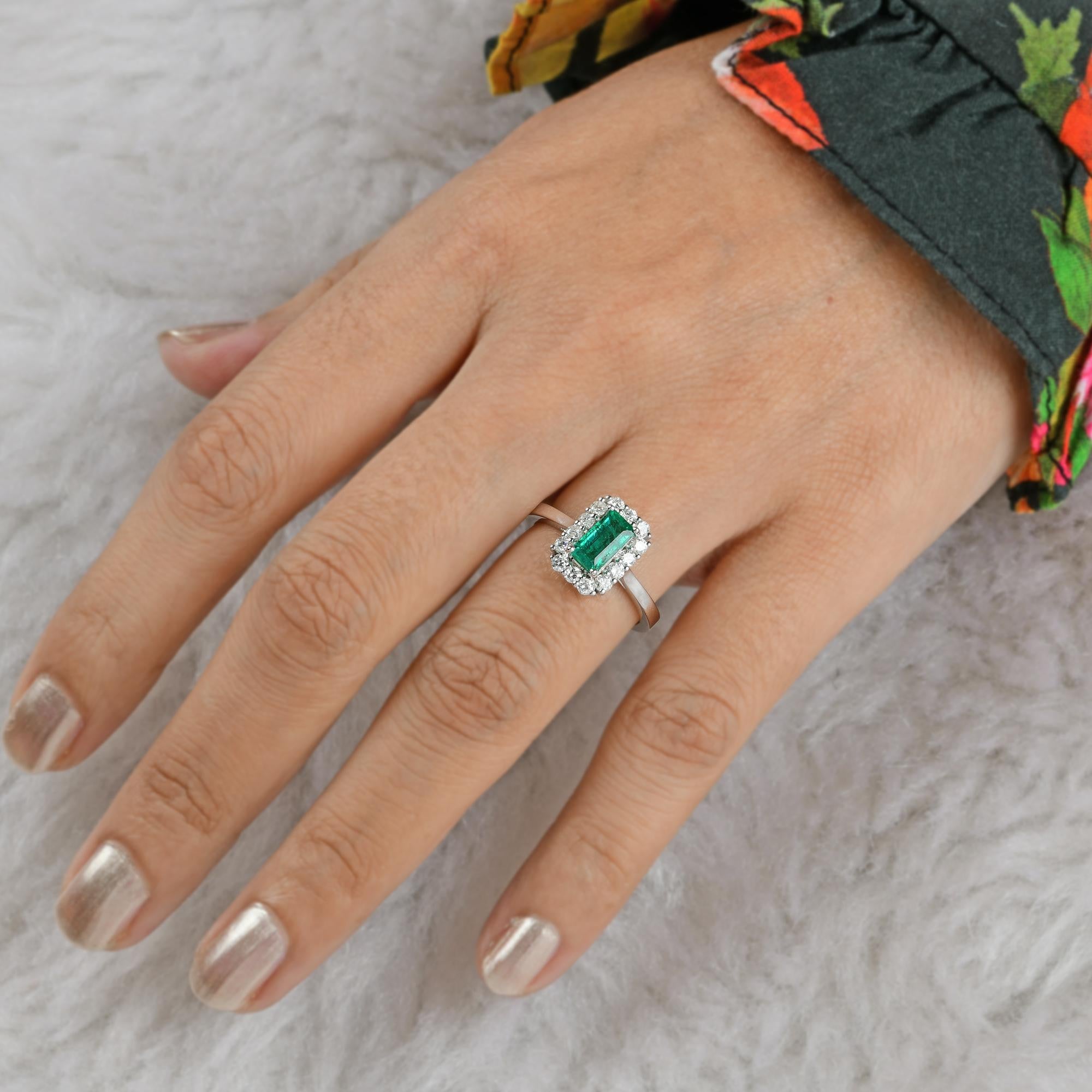 1.04 Karat Smaragd-Ring 0,43 Karat SI Reinheit HI Farbe Diamant 18 Karat Weißgold (Baguetteschliff) im Angebot