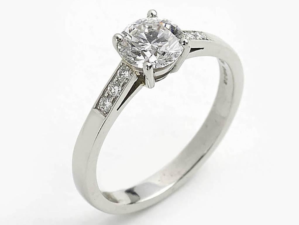Modern 1.04 Carat F VS1 Brilliant-Cut Diamond and Platinum Ring with GIA Certificate For Sale