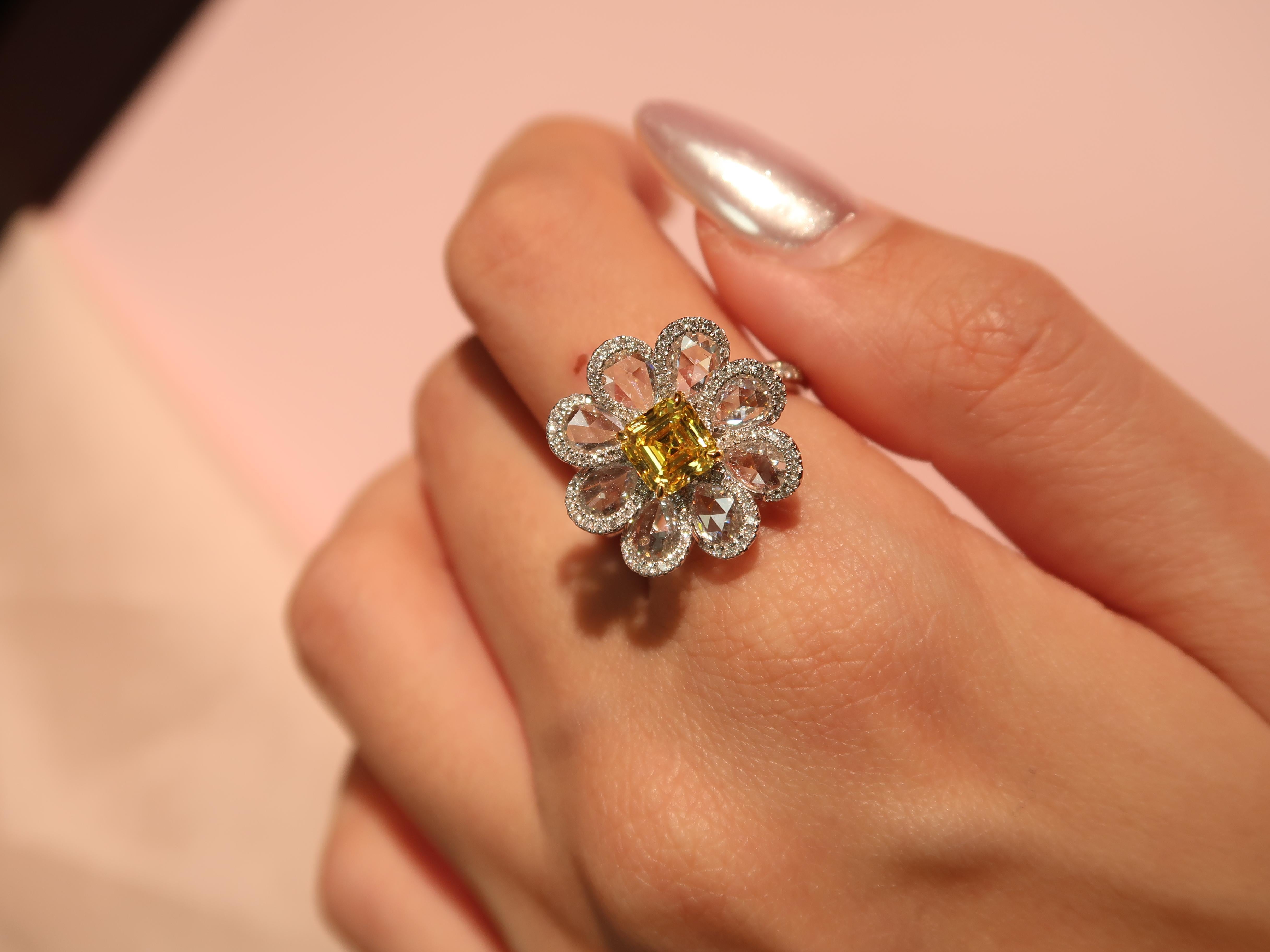 Art nouveau 1.04 Carat Fancy Vivid Diamonds Yellow Flower Cocktail Ring GIA Report, 18k Gold en vente