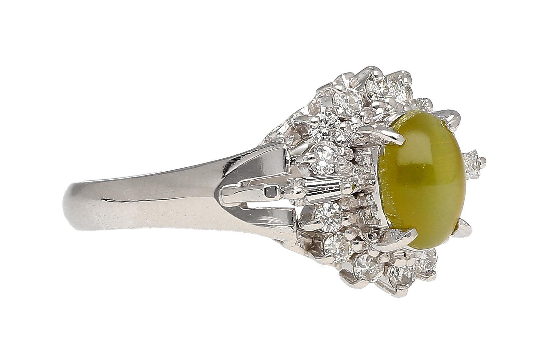 1.04 Carat Green Chrysoberyl Cat's Eye and Diamond Platinum Art Deco Style Ring For Sale 5