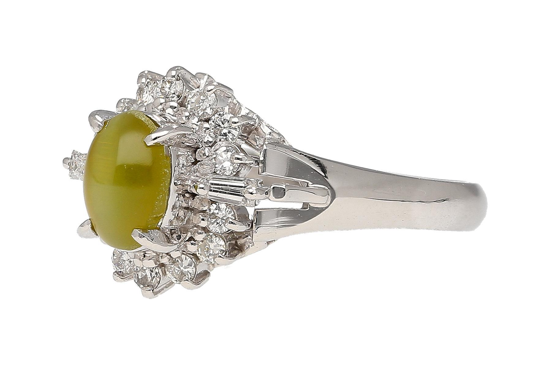 1.04 Carat Green Chrysoberyl Cat's Eye and Diamond Platinum Art Deco Style Ring For Sale 4