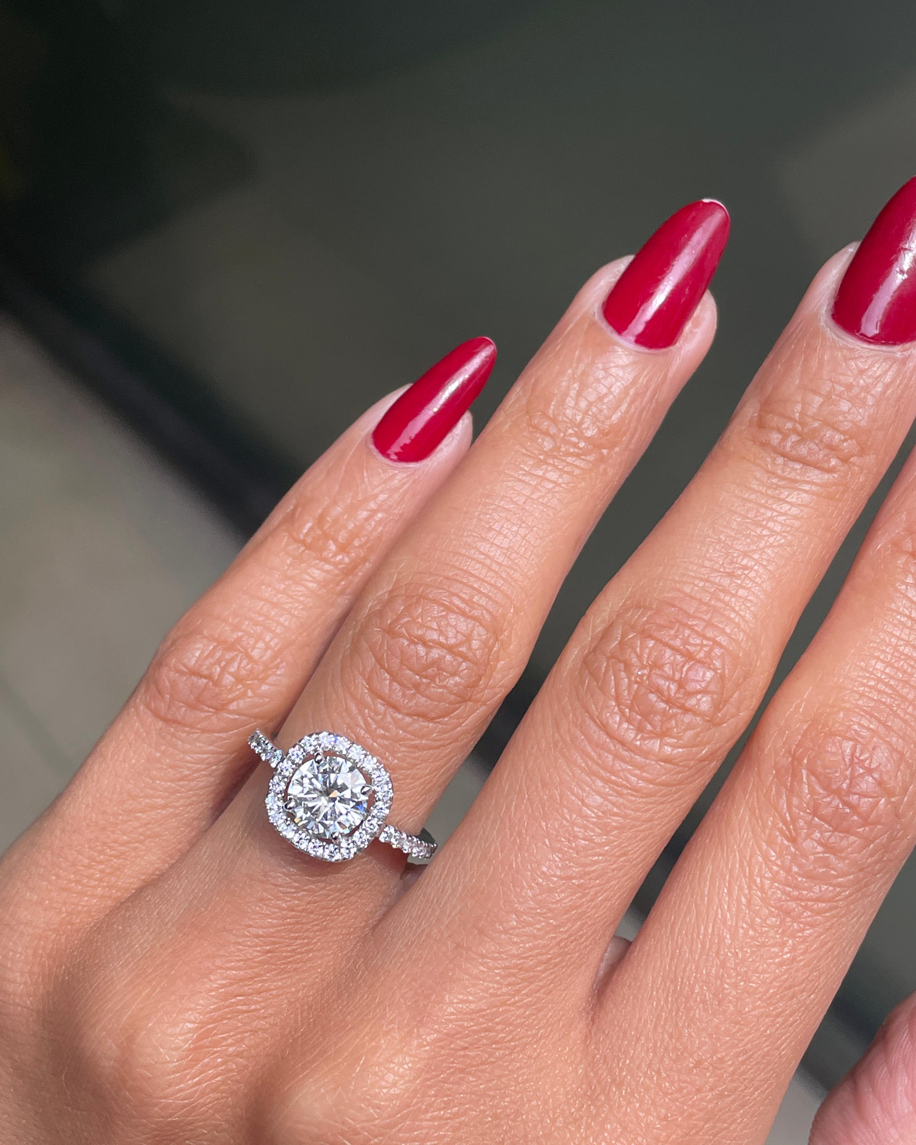 Modern 1.04 Carat H SI1 Diamond 18 Carat White Gold Halo Engagement Ring For Sale
