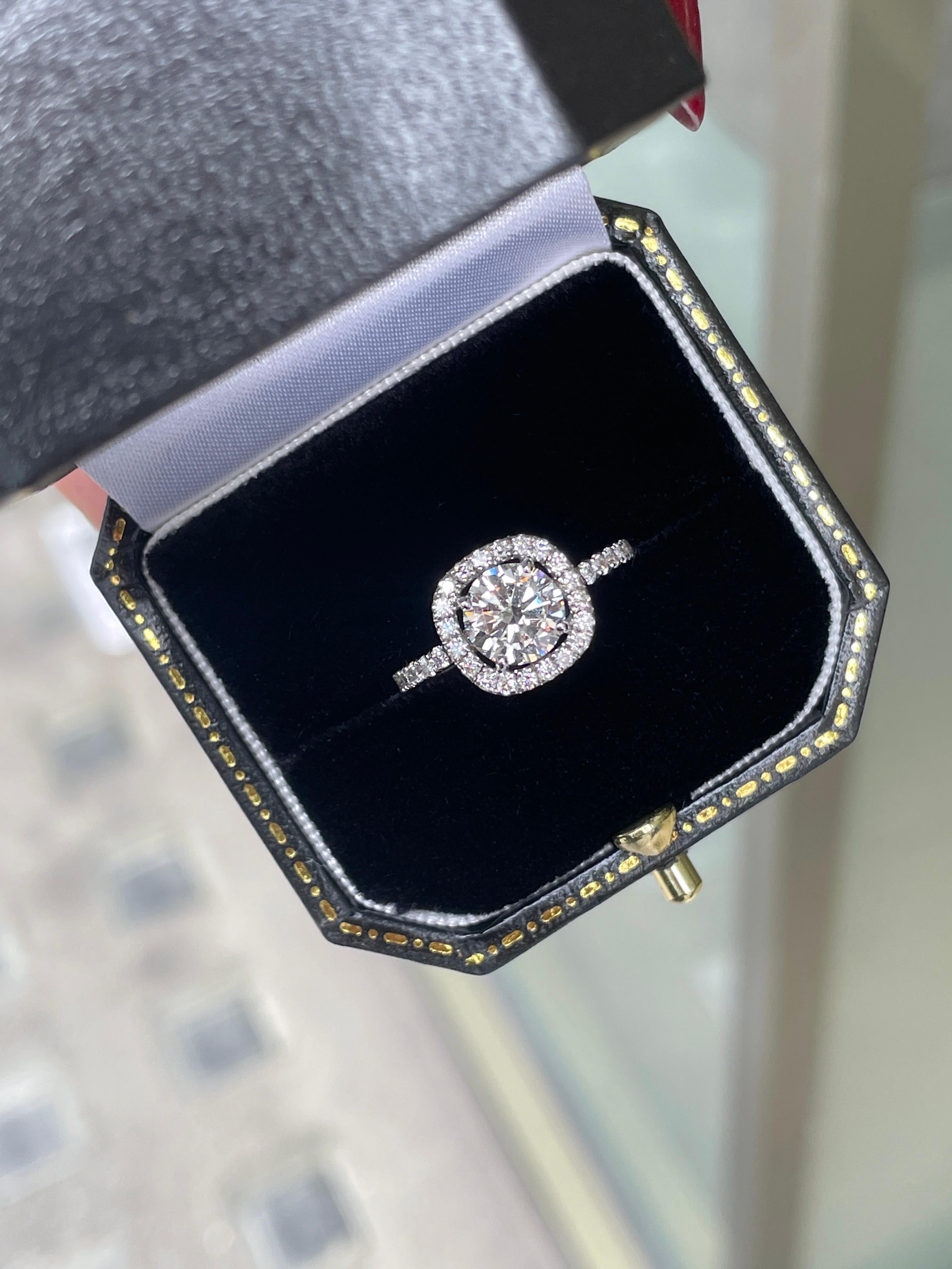 1.04 Carat H SI1 Diamond 18 Carat White Gold Halo Engagement Ring In New Condition For Sale In London, GB