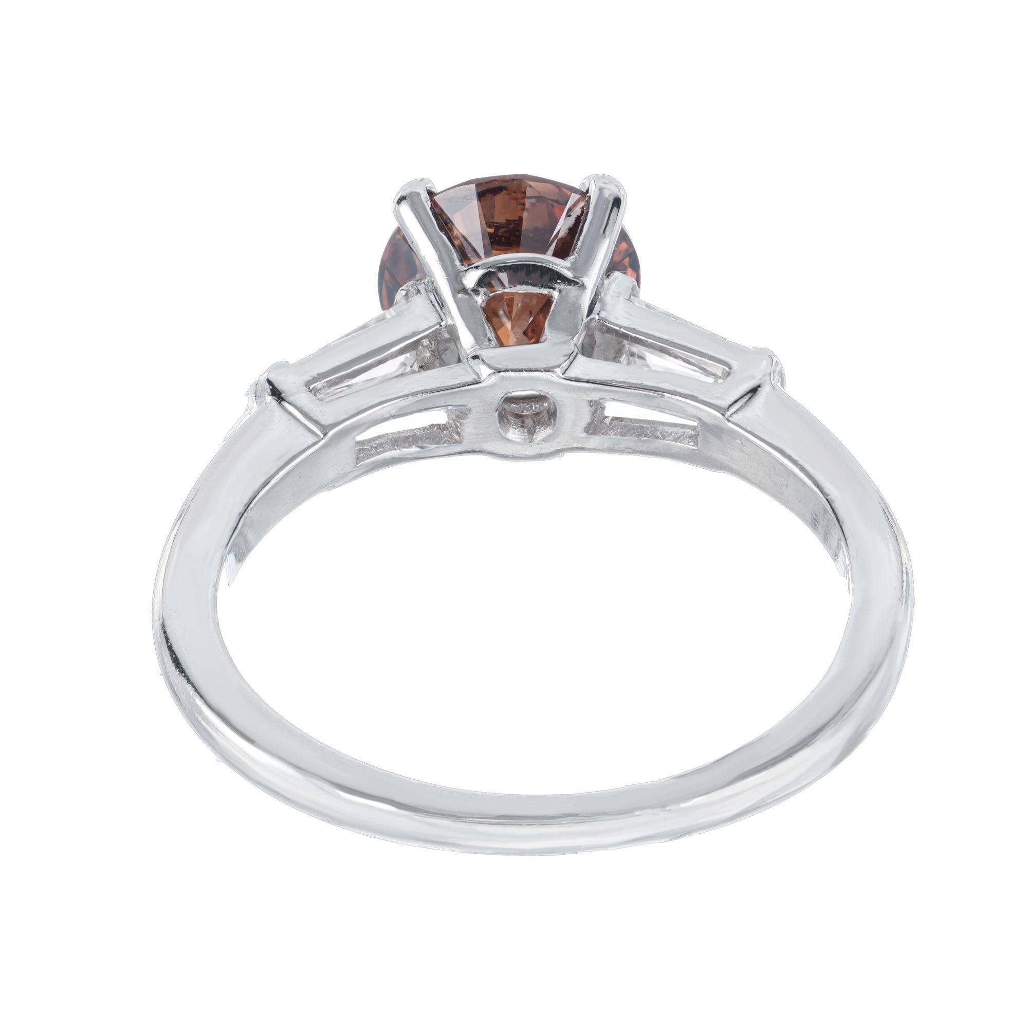 Bague de fiançailles à trois pierres en platine avec diamant brun et orange de 1,04 carat Bon état - En vente à Stamford, CT