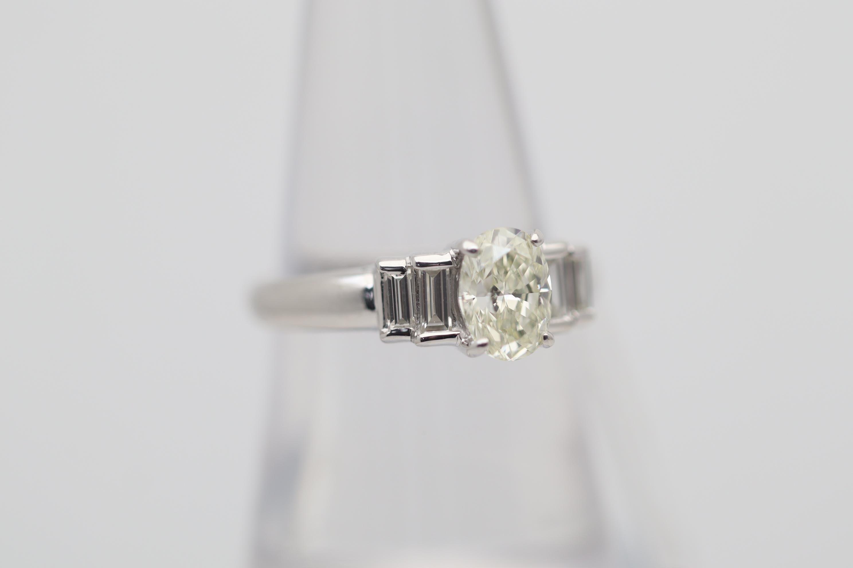 1,04 Karat ovaler Diamant-Verlobungsring aus Platin (Ovalschliff) im Angebot