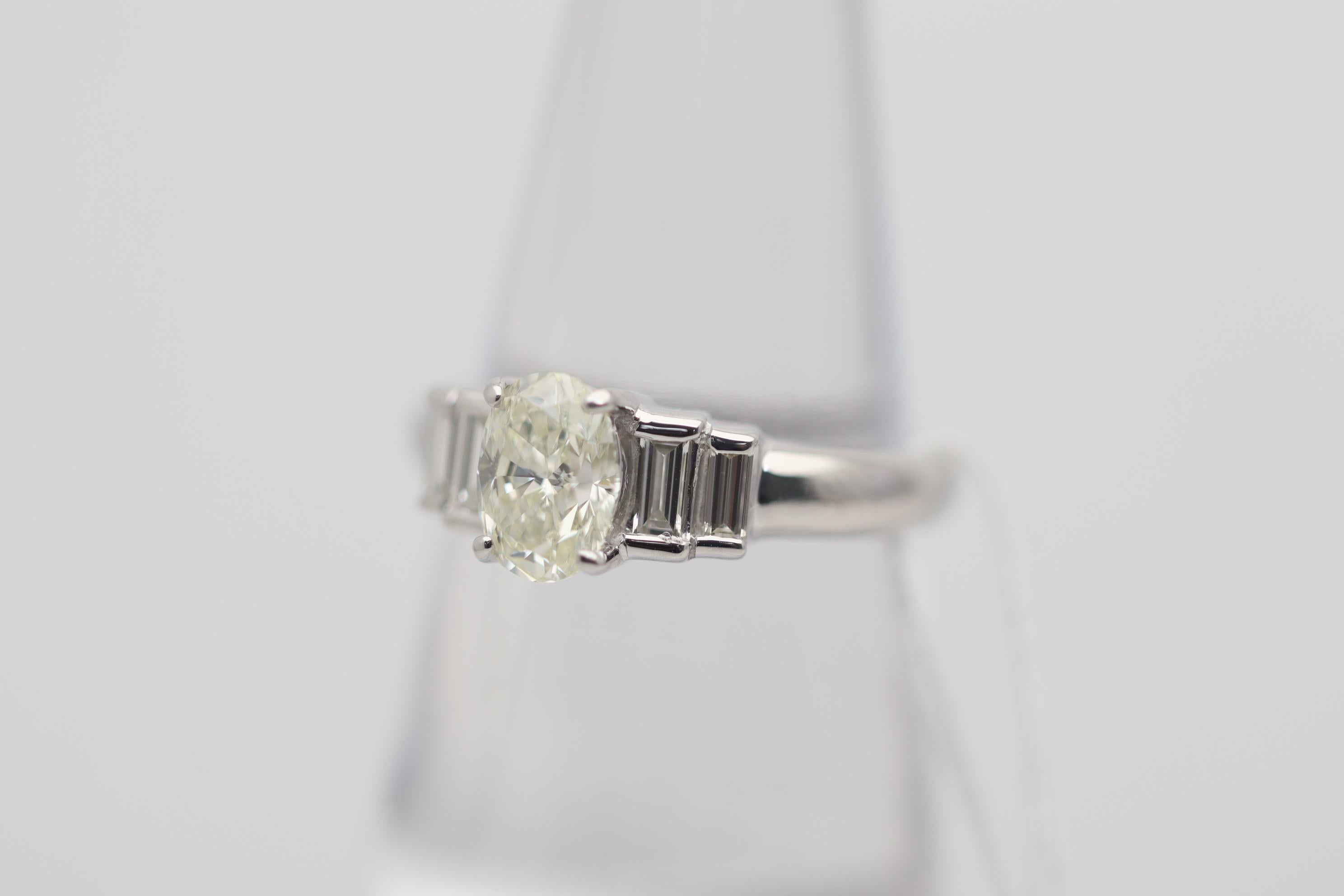 1,04 Karat ovaler Diamant-Verlobungsring aus Platin im Zustand „Neu“ im Angebot in Beverly Hills, CA