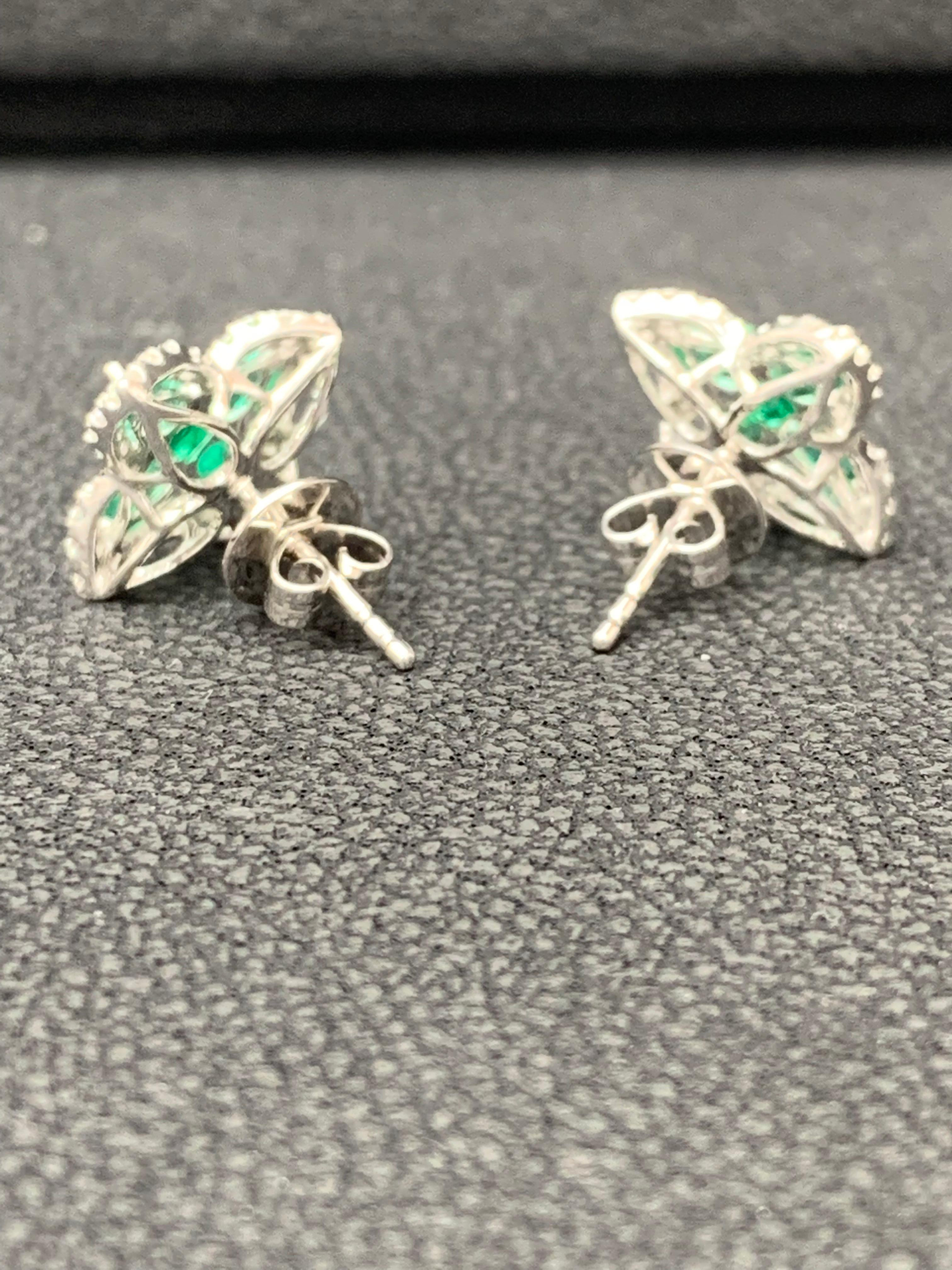 Clous d'oreilles en or blanc 18 carats avec émeraudes en forme de poire de 1,04 carat et diamants Neuf - En vente à NEW YORK, NY