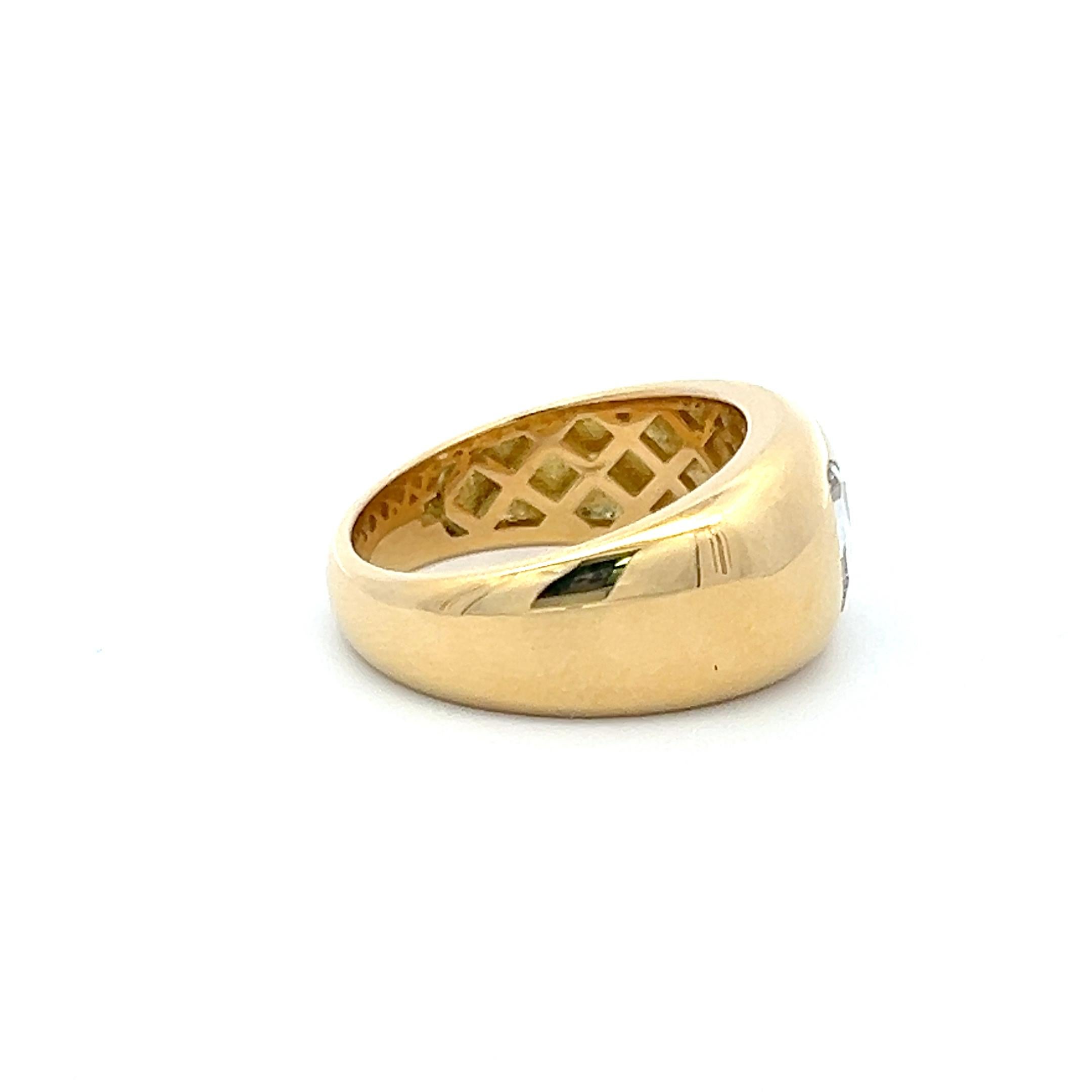 Titre :
Une bague de fiançailles élégante et contemporaine mettant en vedette un diamant poire de 1,04 carat serti sur un chaton en or jaune 18 carats chaleureux. Le diamant présente une couleur K et une pureté VS, offrant une belle combinaison de