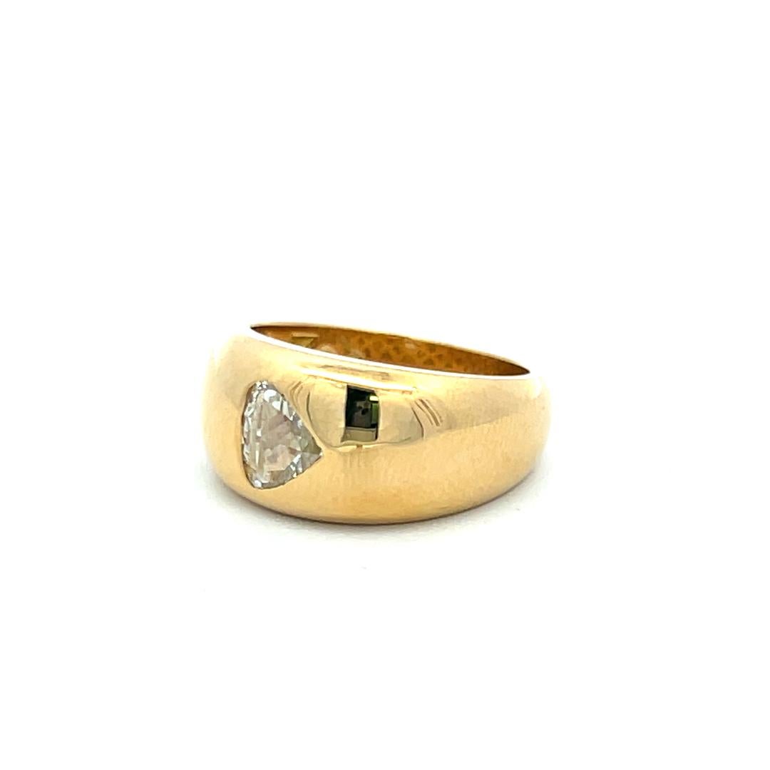 1.04 Carat Pear Shape K VS Diamond 18K Yellow Gold Modern Engagement Ring (bague de fiançailles moderne en or jaune) en vente 1