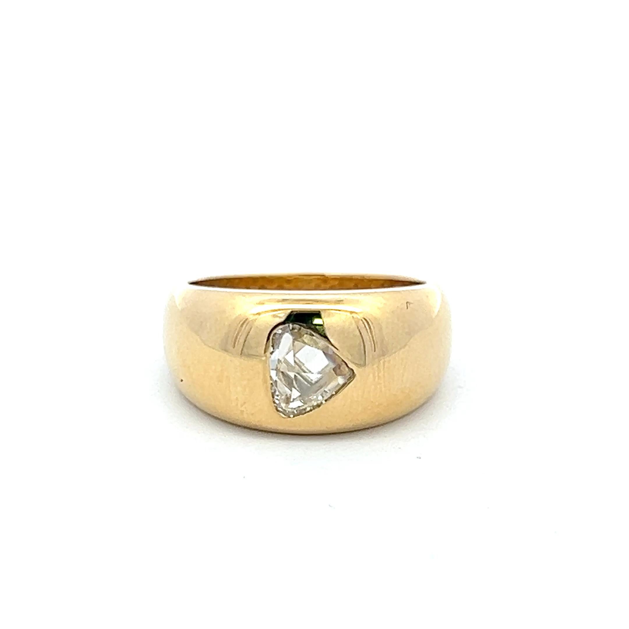 1.04 Carat Pear Shape K VS Diamond 18K Yellow Gold Modern Engagement Ring (bague de fiançailles moderne en or jaune) en vente 3