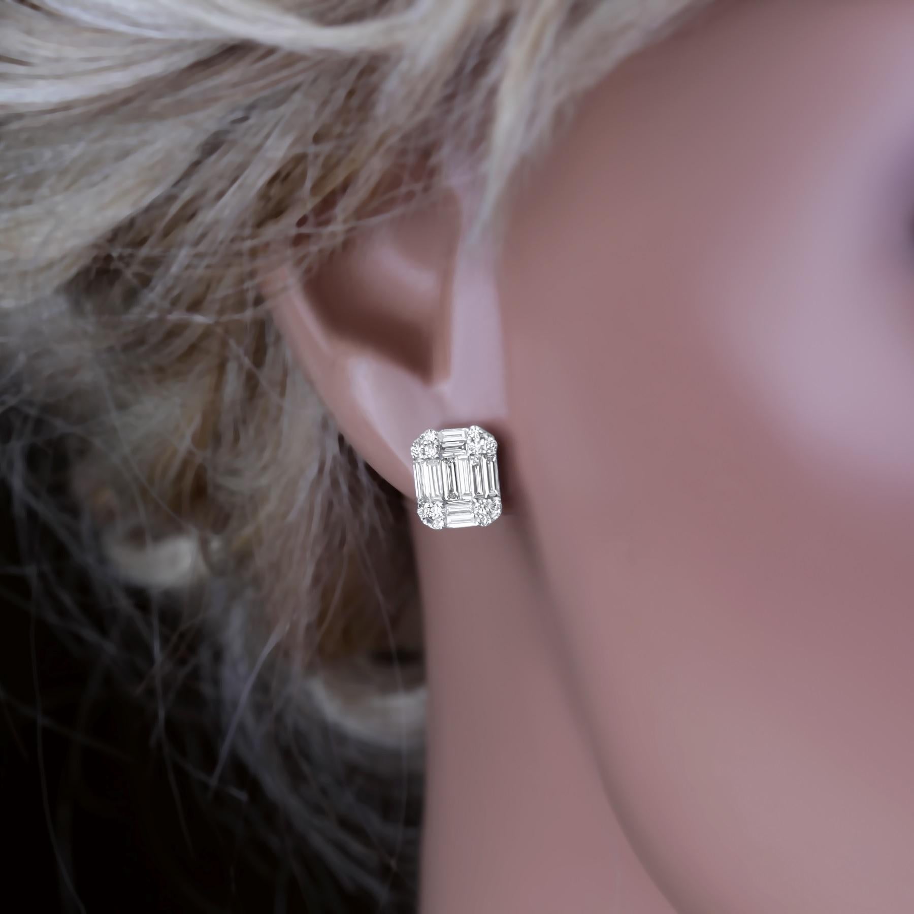 1.04 Carat Round and Baguette Cluster Diamond Stud Earrings in 18k White Gold In New Condition For Sale In New York, NY