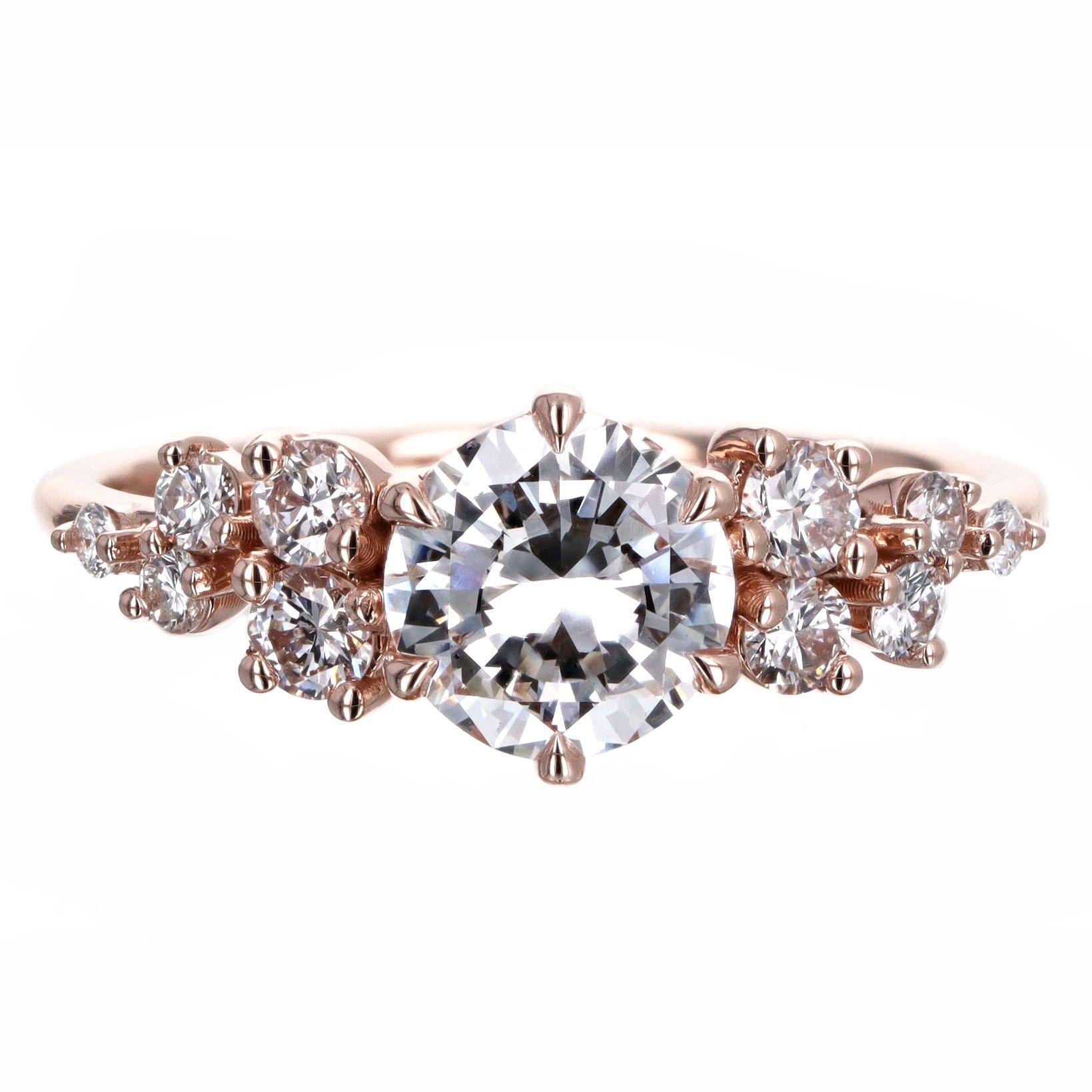 Époque : New

Composition : Or rose 14K

Pierre principale : Diamant rond brillant

Poids en carats : 1,04 carats

Couleur / Clarté : G / VS2

Numéro de rapport GIA : 2225161330


Pierre d'accentuation : Dix diamants ronds et brillants

Poids en