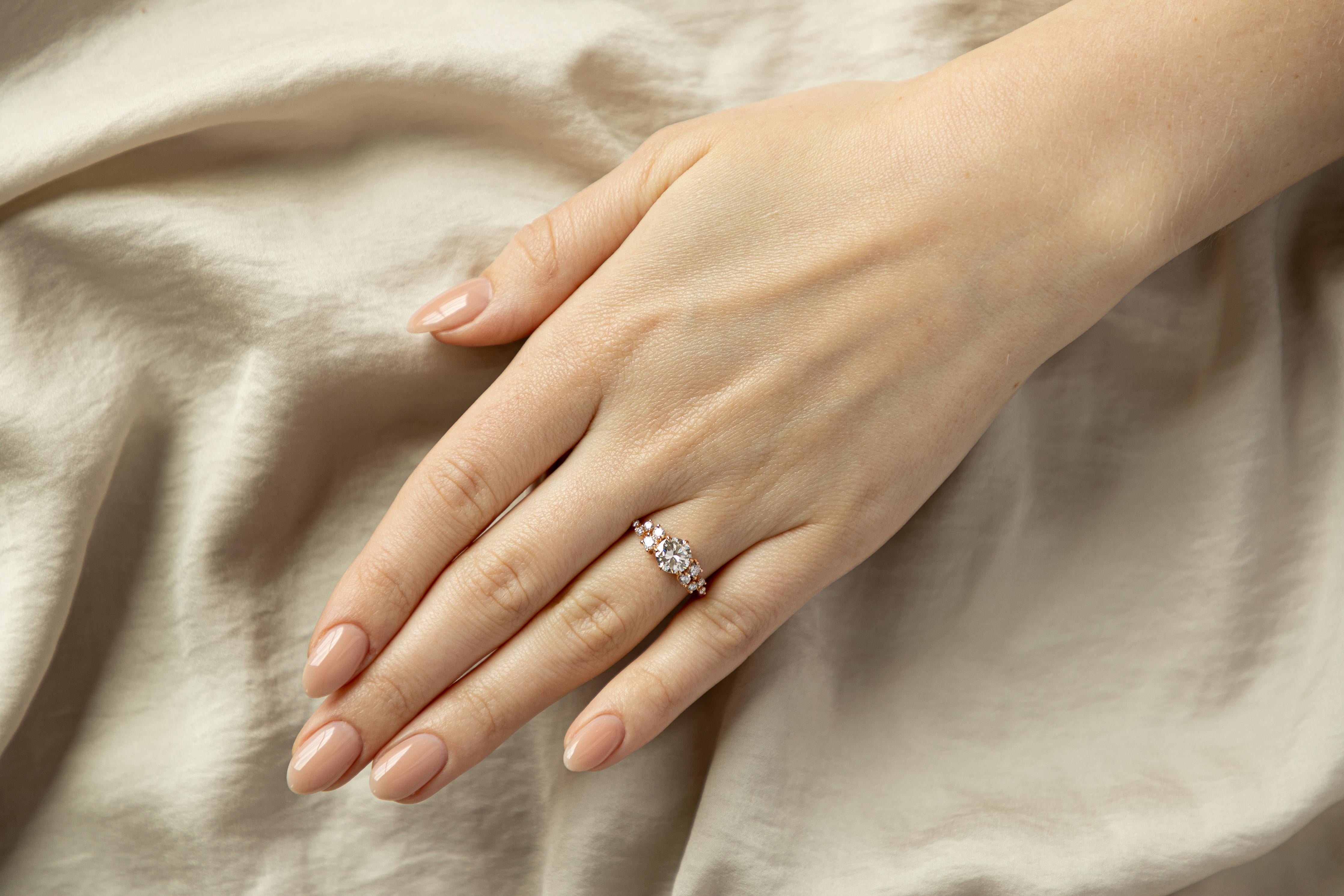 Bague de fiançailles florale en or rose 14 carats avec diamants ronds brillants de 1,04 carat en vente 2