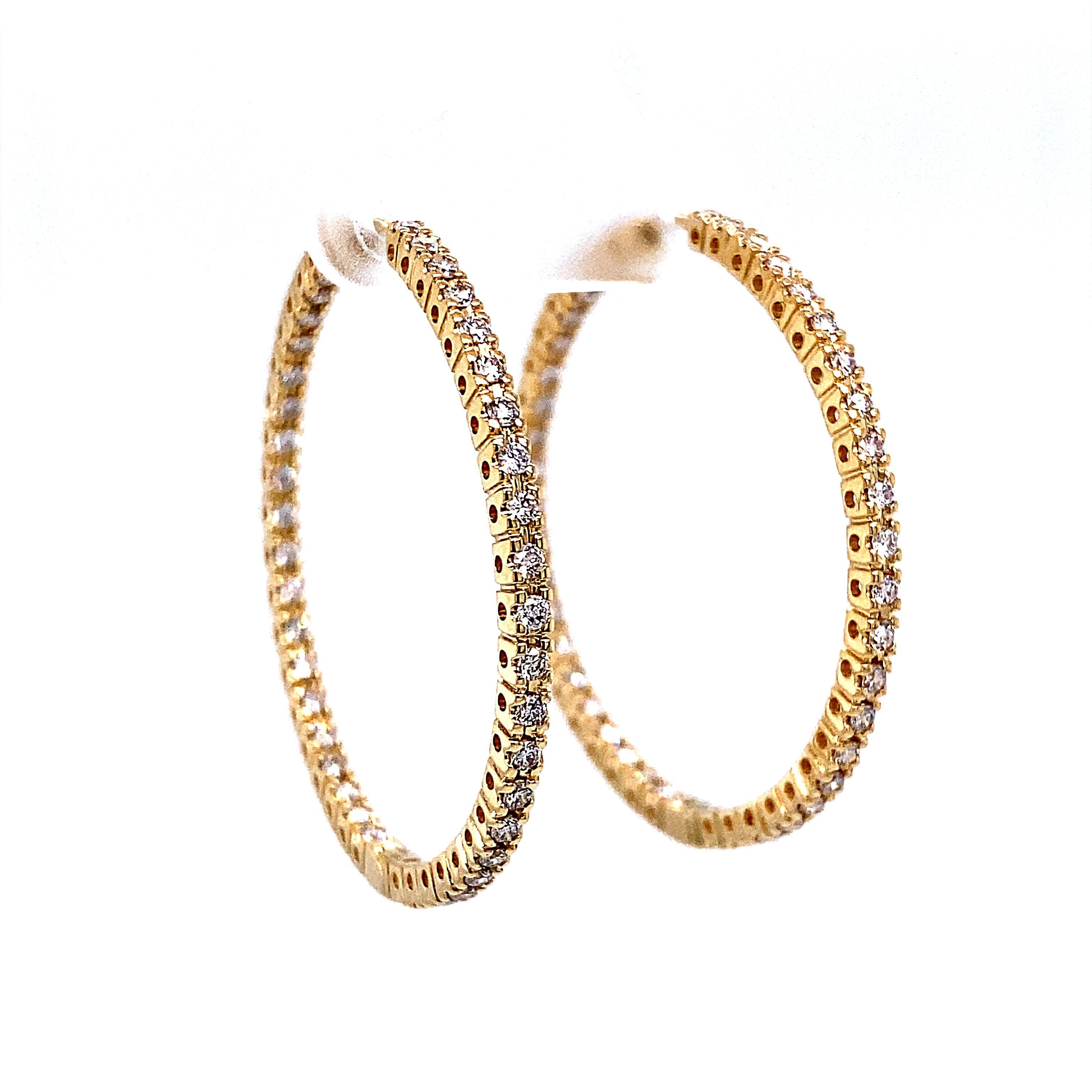 Boucles d'oreilles classiques en diamant rond.
84 diamants ronds de taille brillant, 1,07 carats au total. Couleur G/H et pureté SI. Or jaune 14k, serti à quatre branches, 6,85 grammes.
Sur demande, une évaluation numérique à jour par un GIA G.G.