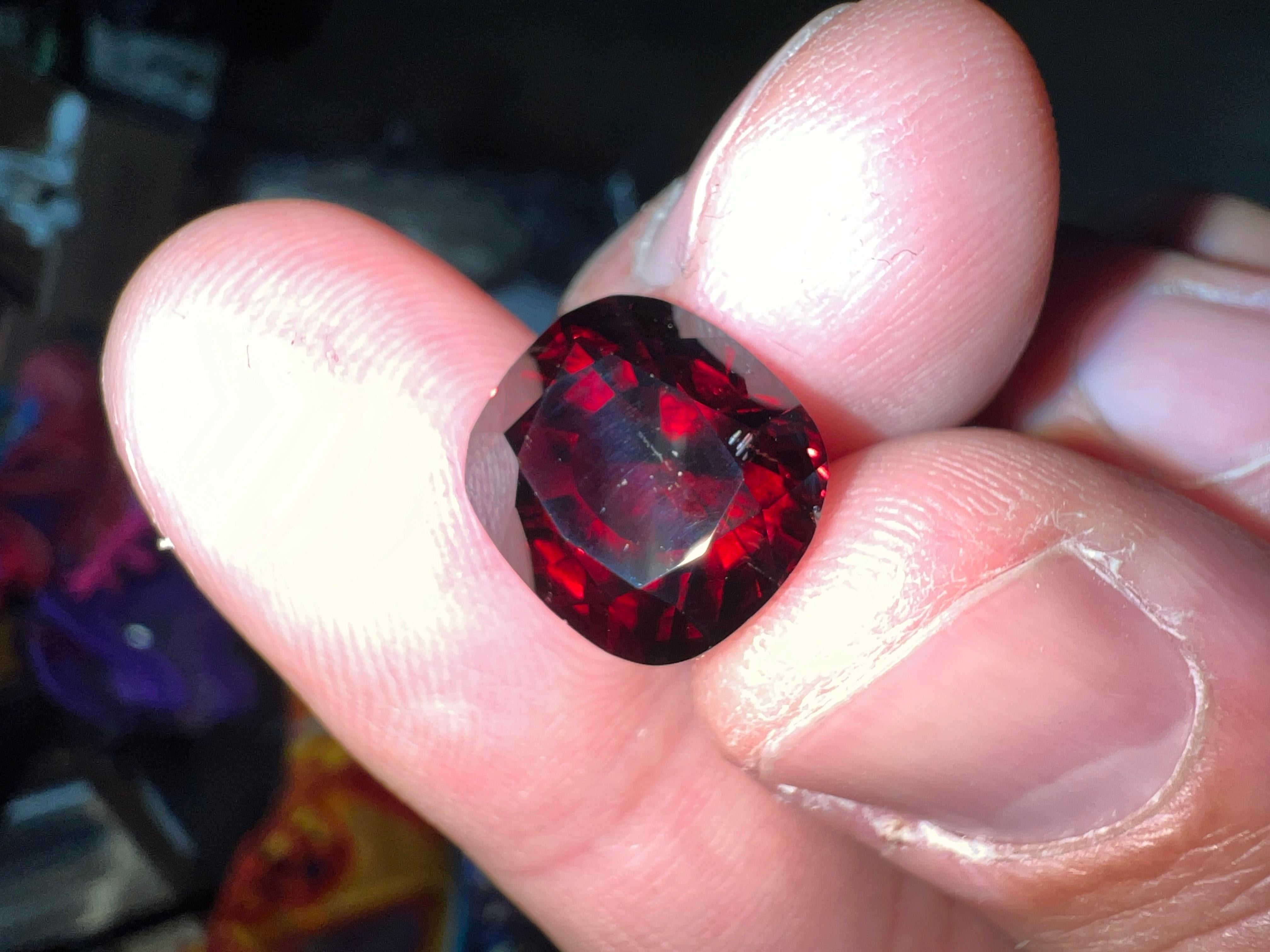 A parte un piccolo graffio sul tavolo, questo bellissimo Spinello rosso è quasi impeccabile. Ha solo un leggero graffio sul tavolo, ma niente che non possa essere facilmente lucidato. Ha una saturazione del rosso bella e vivida. È naturale al 100%
