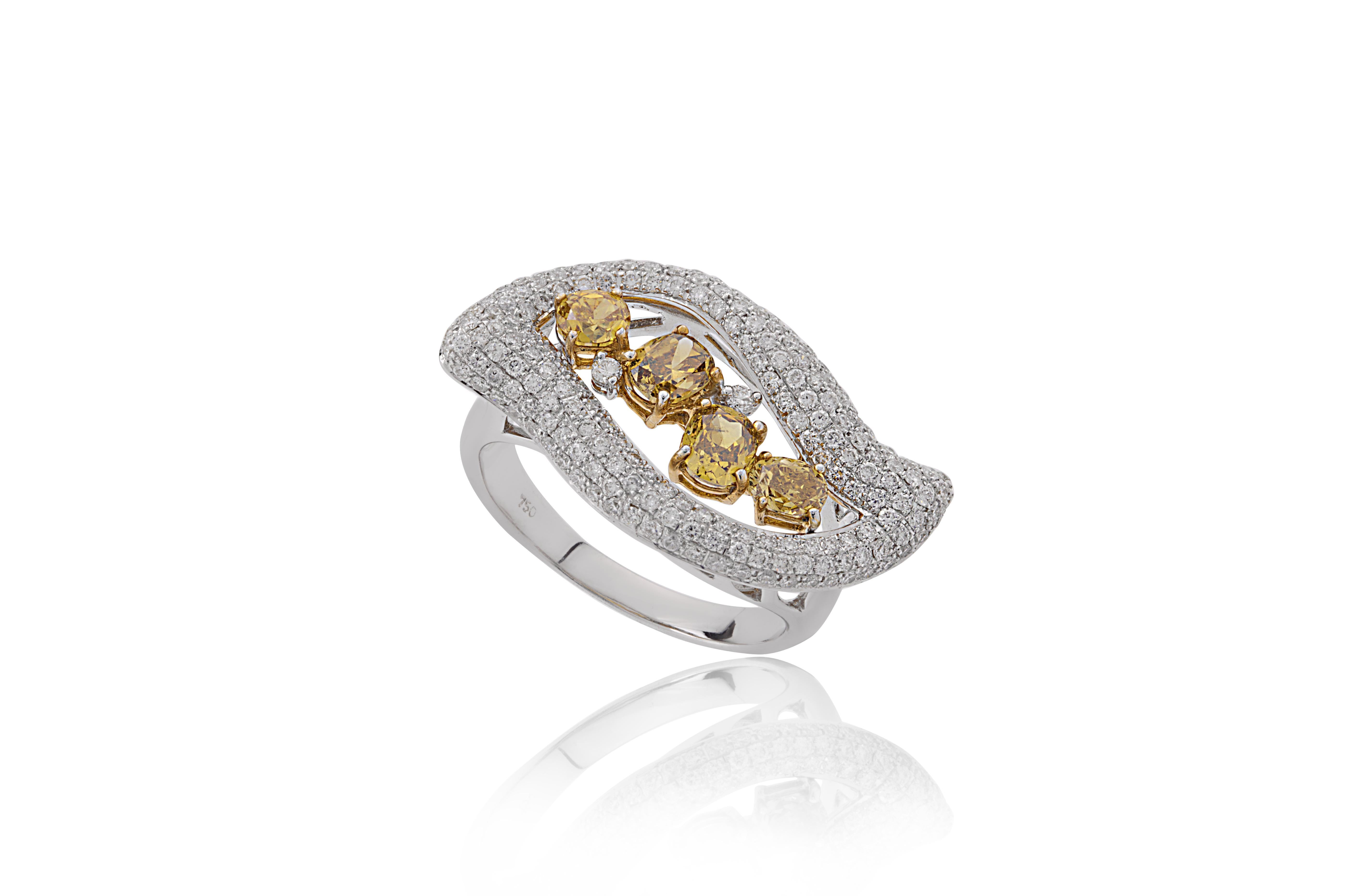 Cette pièce exquise est ornée d'un superbe diamant jaune de 1,04 carat, d'une teinte vibrante et chaude qui attire l'attention par son éclat radieux. Le diamant est serti de manière experte dans un luxueux anneau en or 18 carats, offrant un
