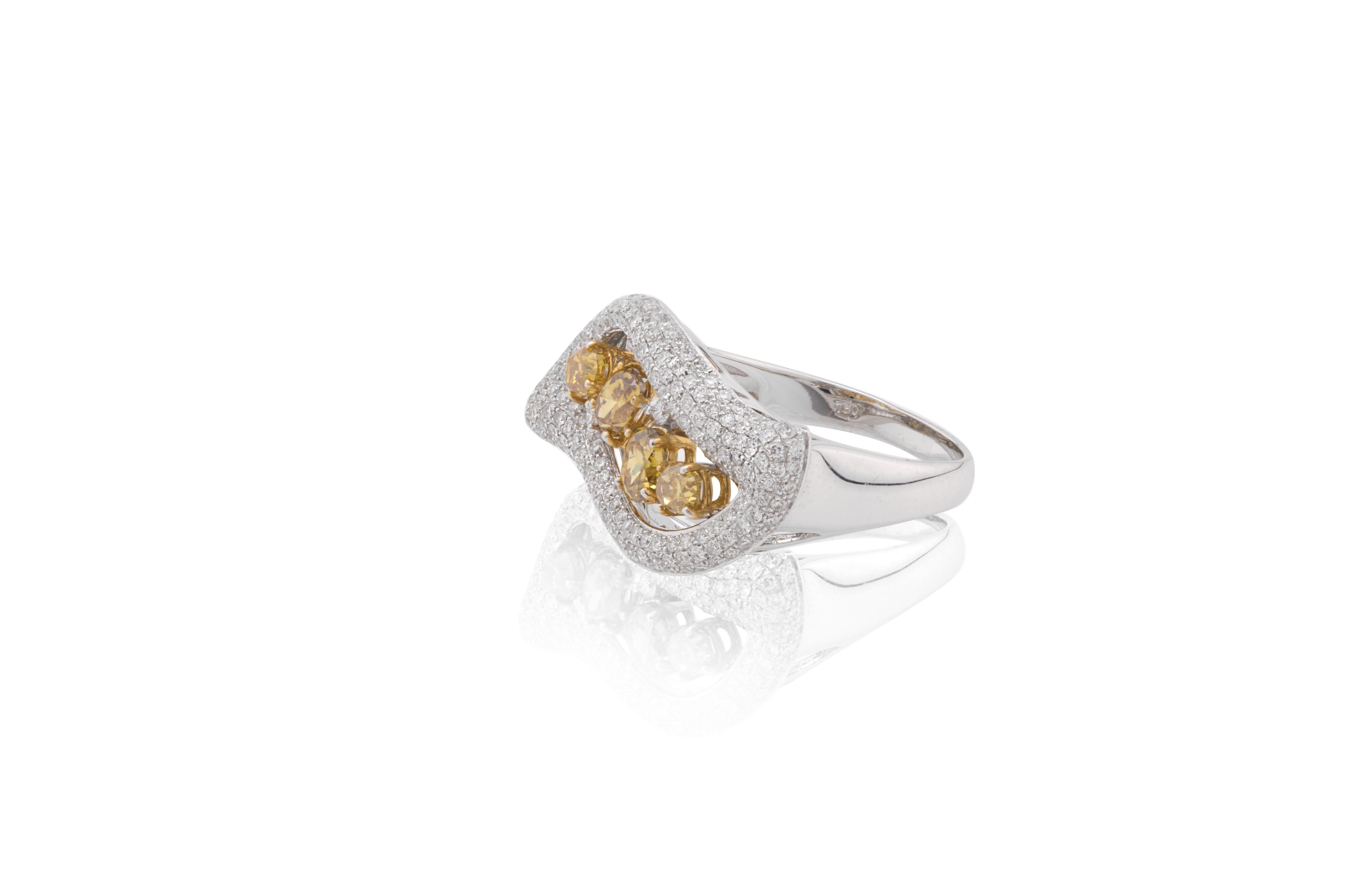 Taille ovale Diamant jaune de 1,04 carat serti dans une monture en or 18 carats en vente