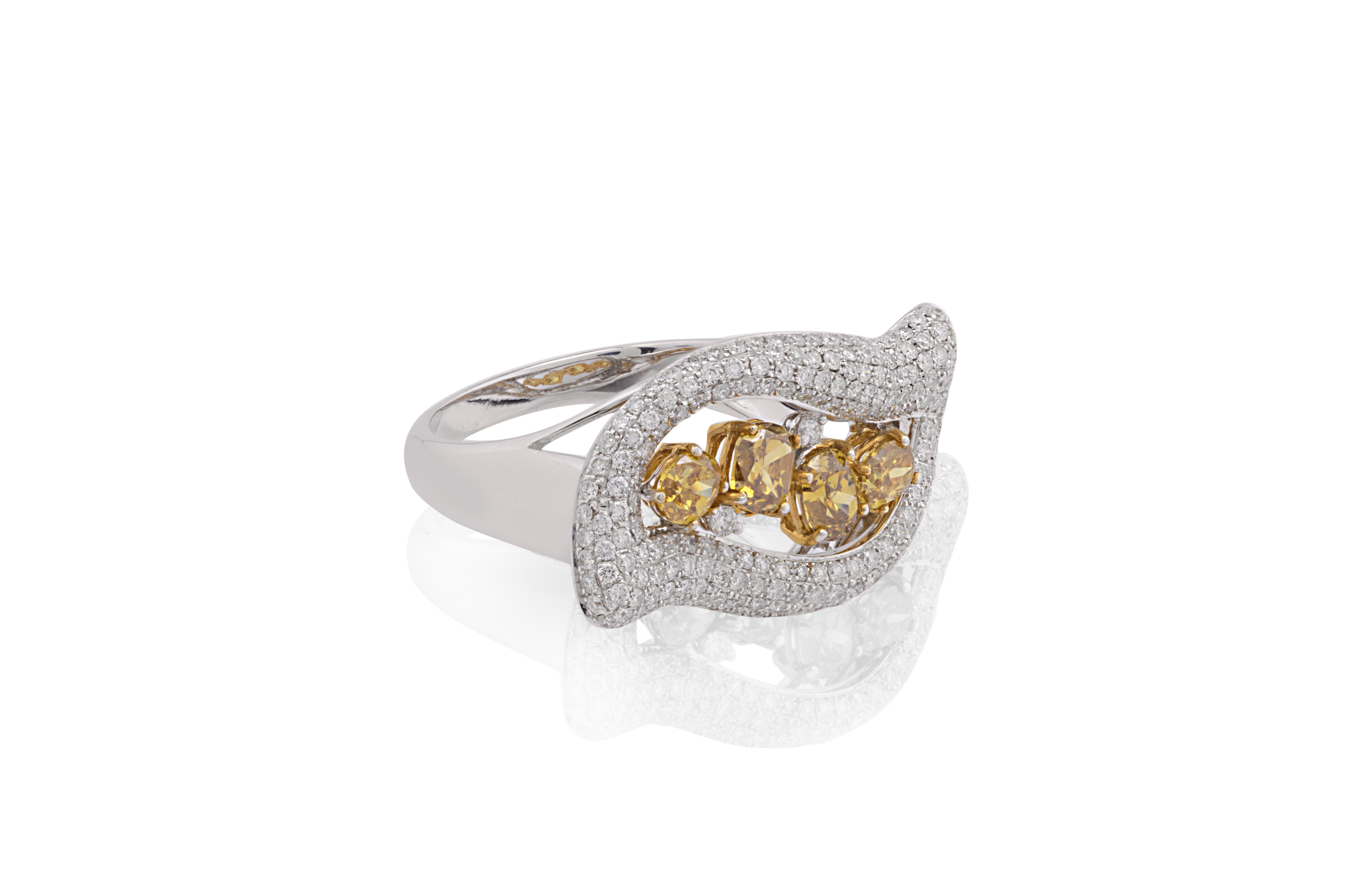 Diamant jaune de 1,04 carat serti dans une monture en or 18 carats Neuf - En vente à Bangkok, 10