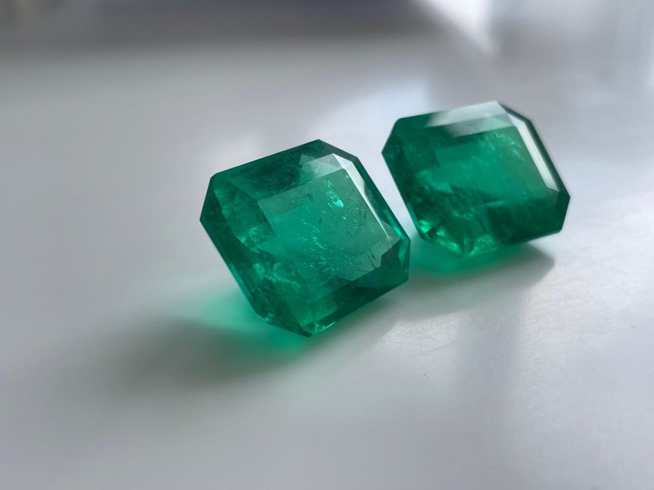 **Description de la paire d'émeraudes colombiennes**

Voici une paire extraordinaire d'émeraudes colombiennes, chacune affichant une taille remarquable de 104,00 carats combinés. Ces pierres précieuses étonnantes sont rares et présentent les teintes