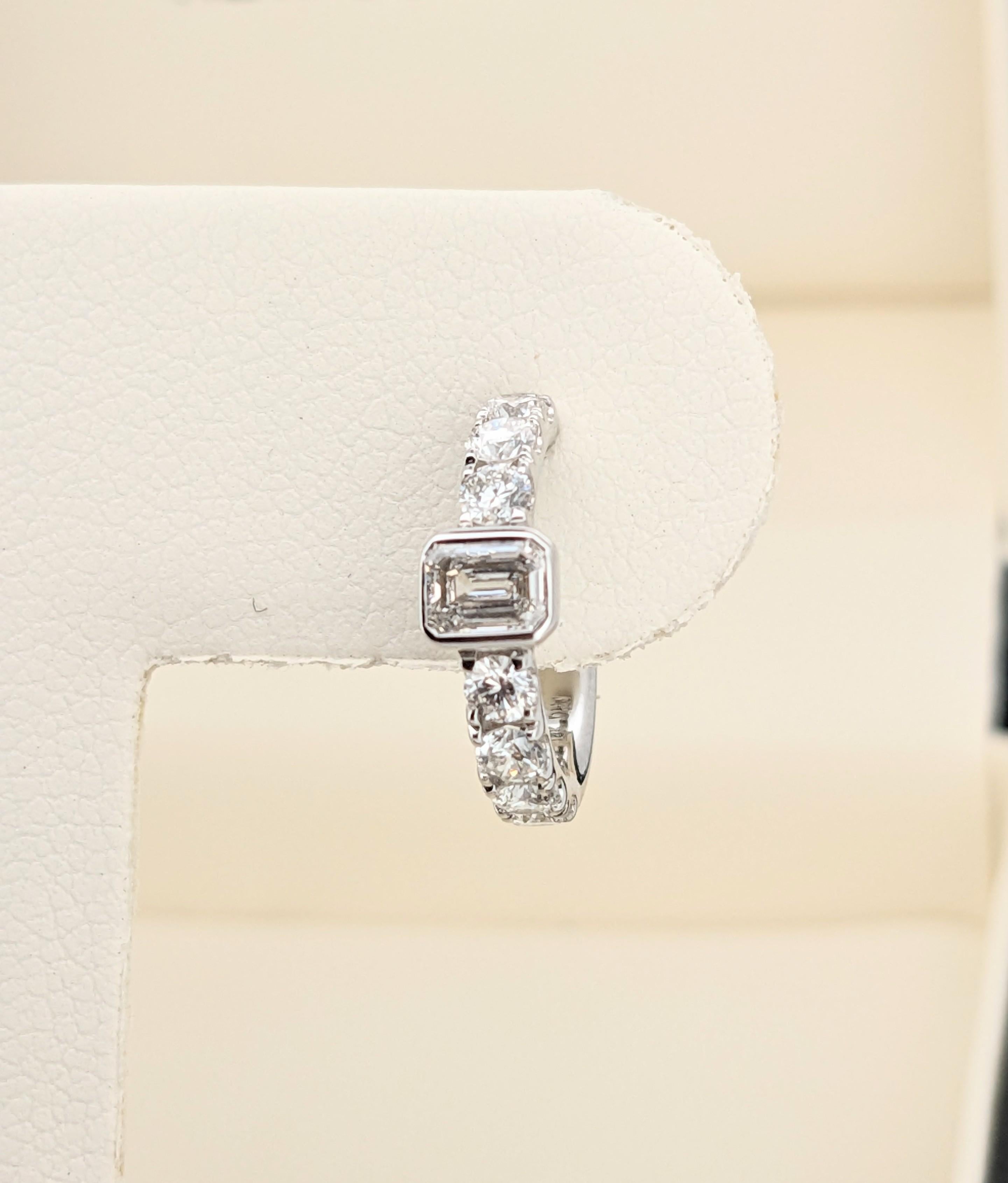 1,04 Karat natürliche Diamanten Runder Ring mit Smaragdschliff Ohrringe aus 18k Weißgold im Angebot 1