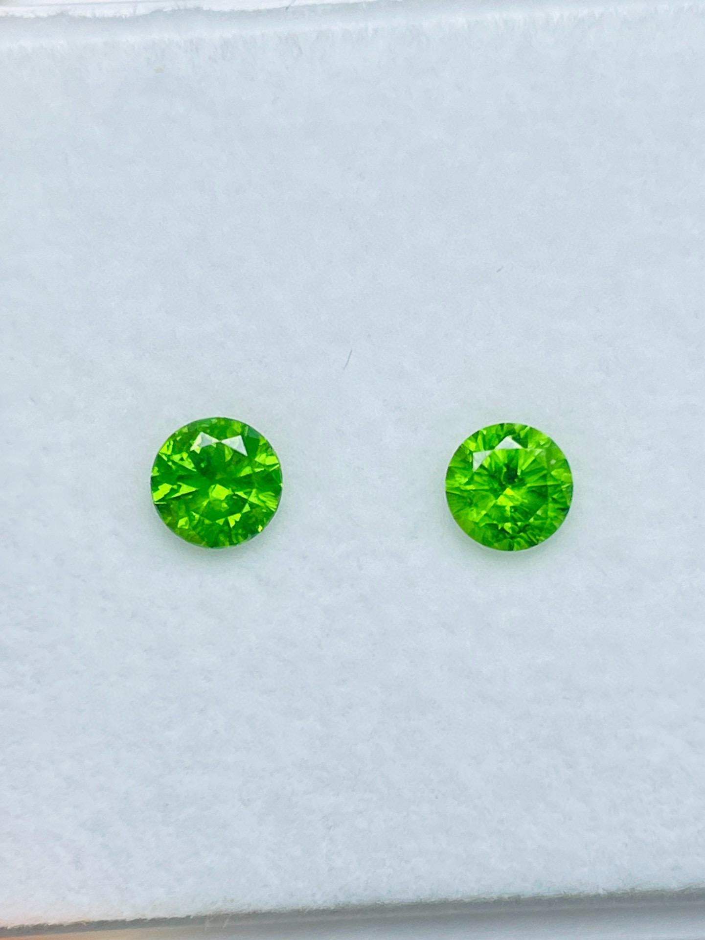 Russia demantoid Green garnet 

DRC01
Weight: 1.04 carats/pair
Size : 5mm
Color :green
Original : Russia
Clarity : Clean Clarity