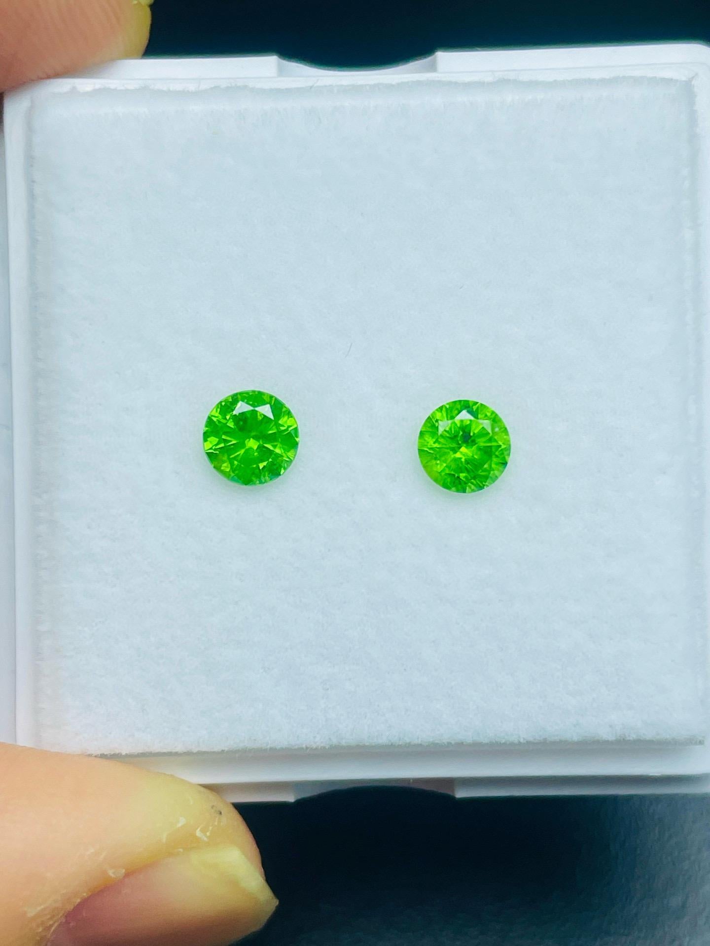 1.04 carats Pair Russian demantoid green garnet  In New Condition For Sale In bangkok, TH