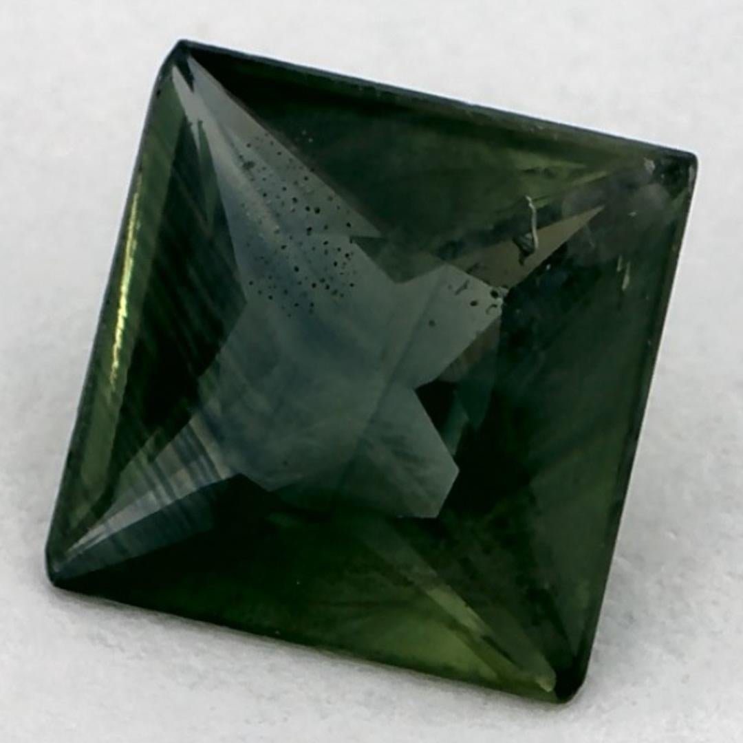 Questo zaffiro blu naturale offre eleganza e raffinatezza. Con la sua ricca saturazione del colore e il taglio preciso, è il centro perfetto per un anello di fidanzamento o un design di gioielli di lusso.

Questo zaffiro proviene dallo Sri Lanka