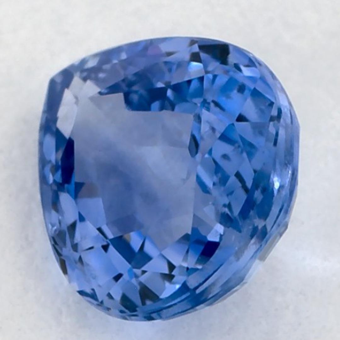 Este zafiro azul natural ofrece elegancia y sofisticación. Con su rica saturación de color y su corte preciso, es la pieza central perfecta para un anillo de compromiso o un diseño de joyería de lujo.

Este zafiro procede de Sri Lanka (Ceilán),