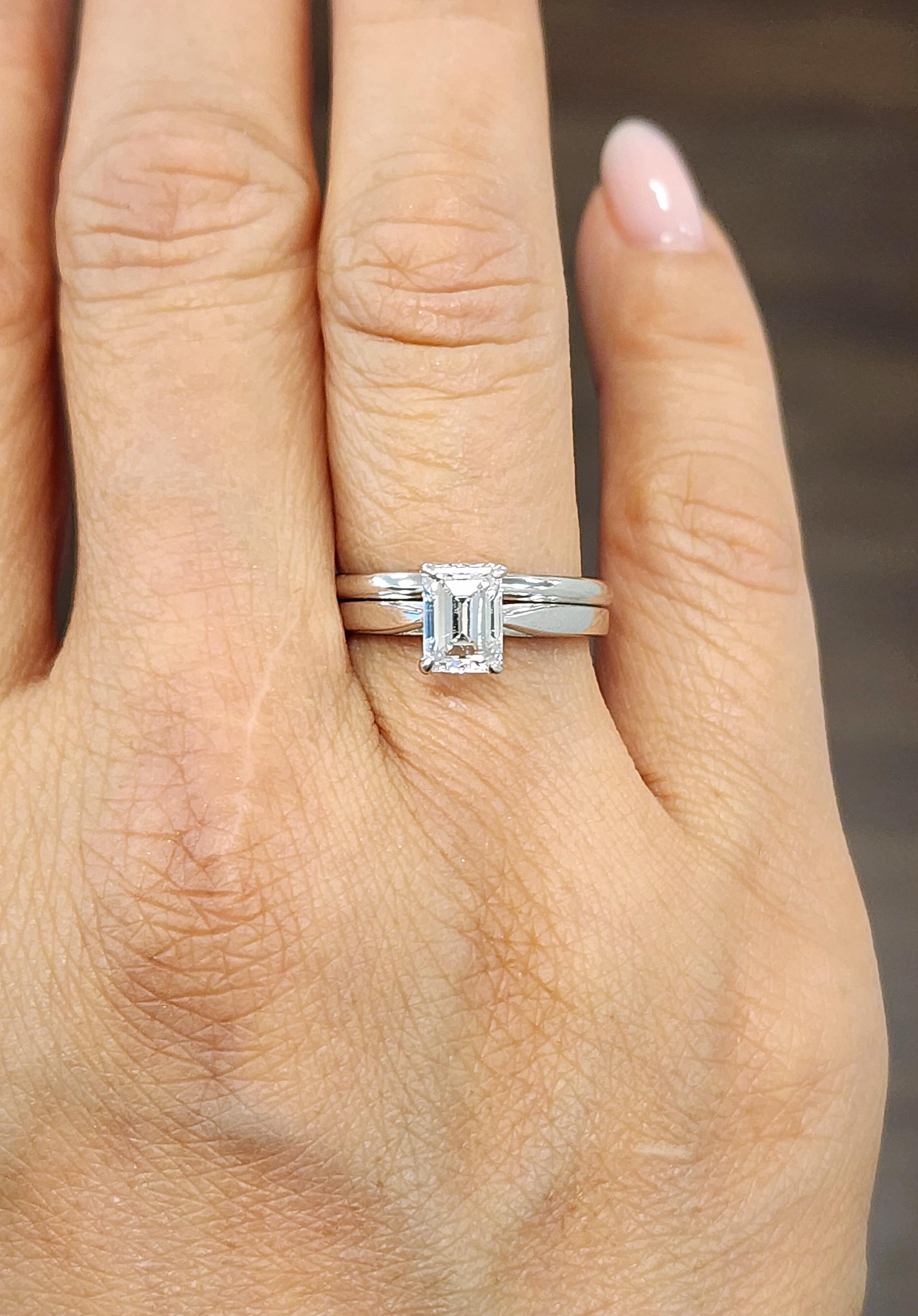 Moderno Set di fidanzamento con diamanti taglio smeraldo da 1,04 ct certificato GIA in vendita