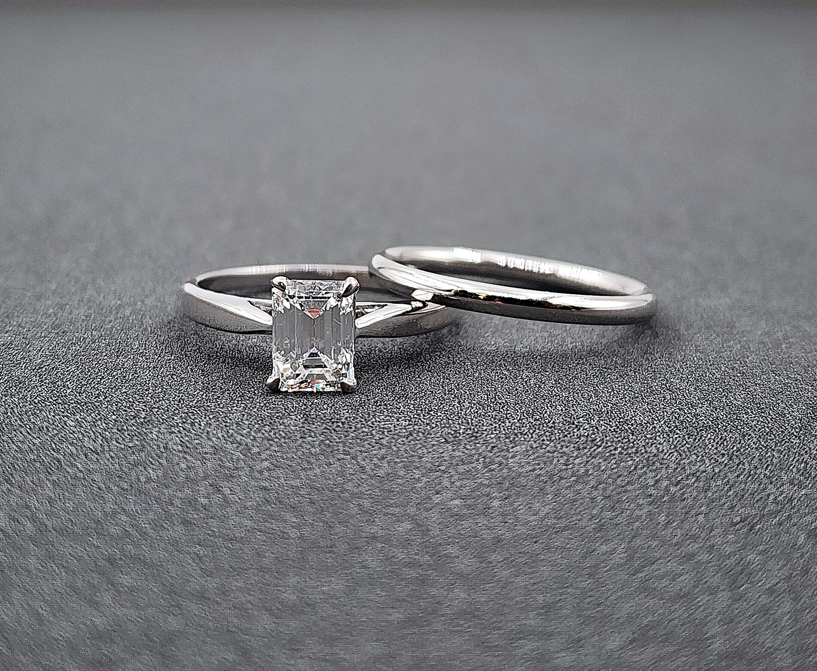 Set di fidanzamento con diamanti taglio smeraldo da 1,04 ct certificato GIA in vendita