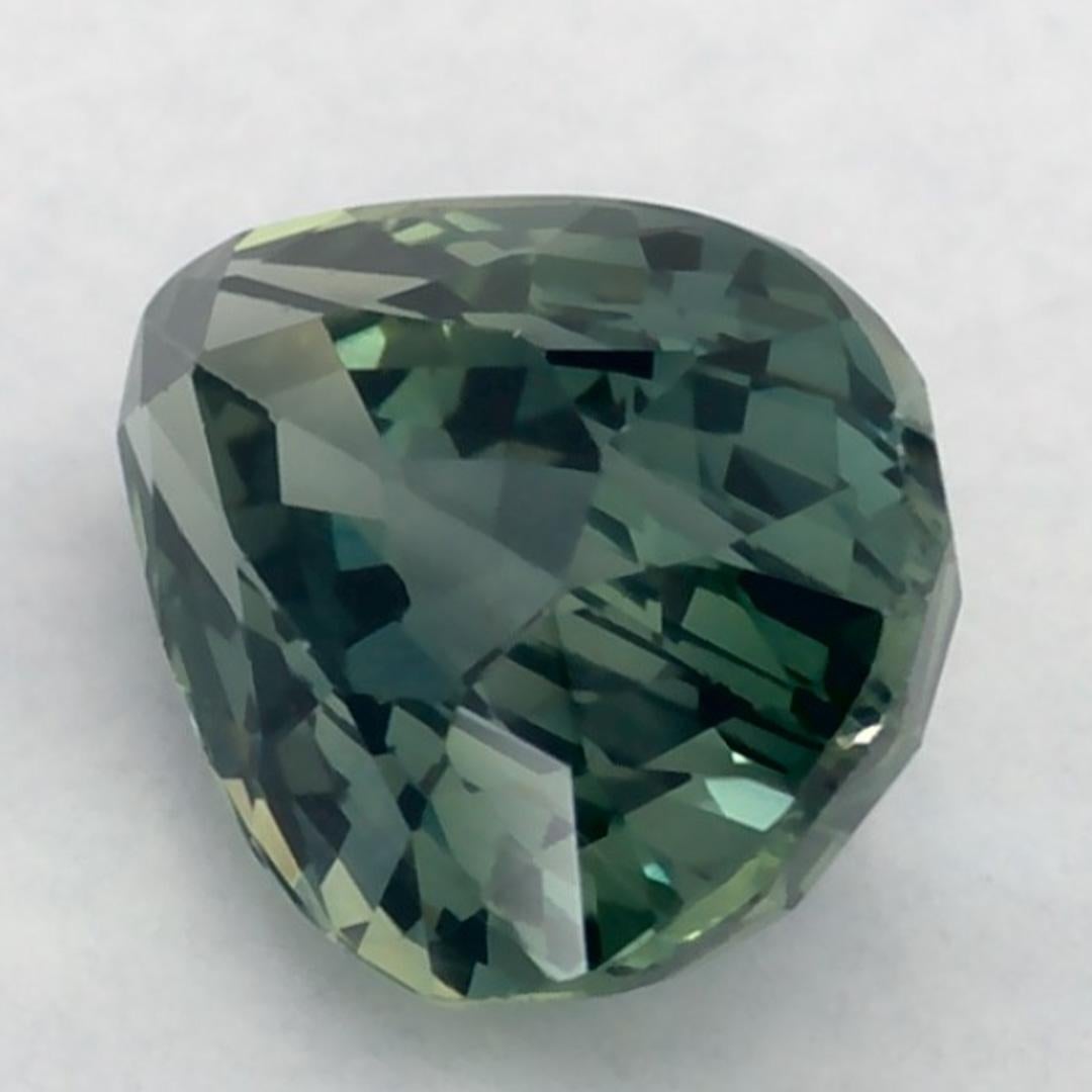 Dieser natürliche grüne Saphir bietet Eleganz und Raffinesse. Mit seiner satten Farbsättigung und seinem präzisen Schliff ist er das perfekte Herzstück für einen Verlobungsring oder ein luxuriöses Schmuckdesign.

Dieser Saphir stammt aus Sri Lanka