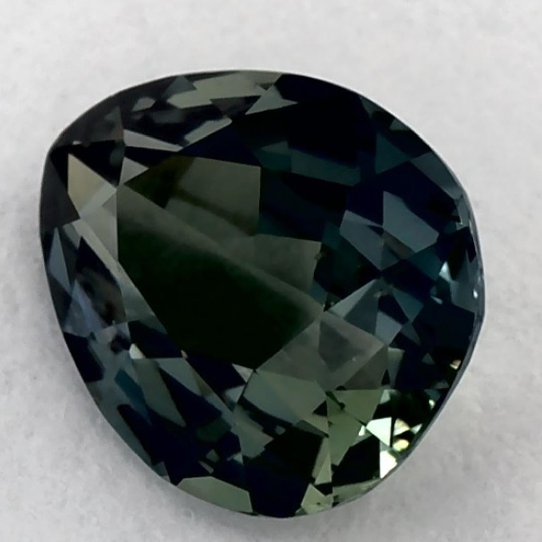 Ce saphir vert naturel offre élégance et sophistication. Avec sa riche saturation de couleurs et sa coupe précise, il constitue la pièce maîtresse parfaite pour une bague de fiançailles ou une conception de bijoux de luxe.

Ce saphir provient du Sri