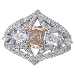 1.04 cts GIA Certified Fancy Light Pink Brown Radiant Diamond Side-stone Ring (bague à pierres latérales)
