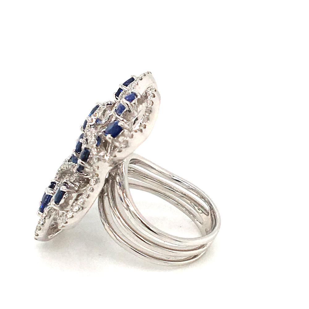 1.04 Diamond and 3.28 Blue Sapphire White Gold Flower Ring With Box In New Condition For Sale In MIlan, IT