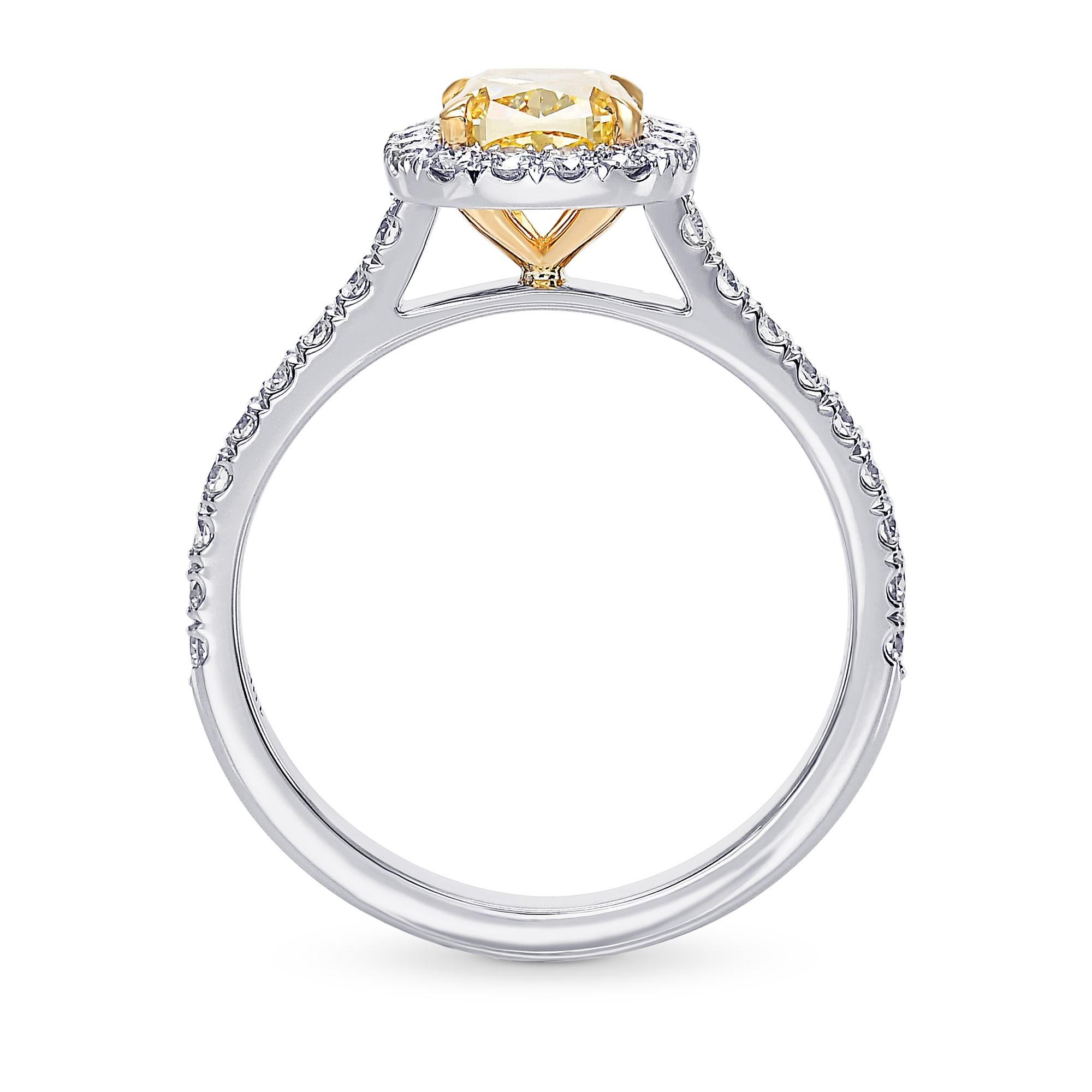 Un bellissimo anello Fancy Vivid Yellow Cushion Diamond Halo, con una pietra centrale del peso di 1,04 carati e certificato da GIA. Presenta brillanti di colore da collezione, incastonati in un'aureola Open Pave e pietre laterali, incastonate lungo