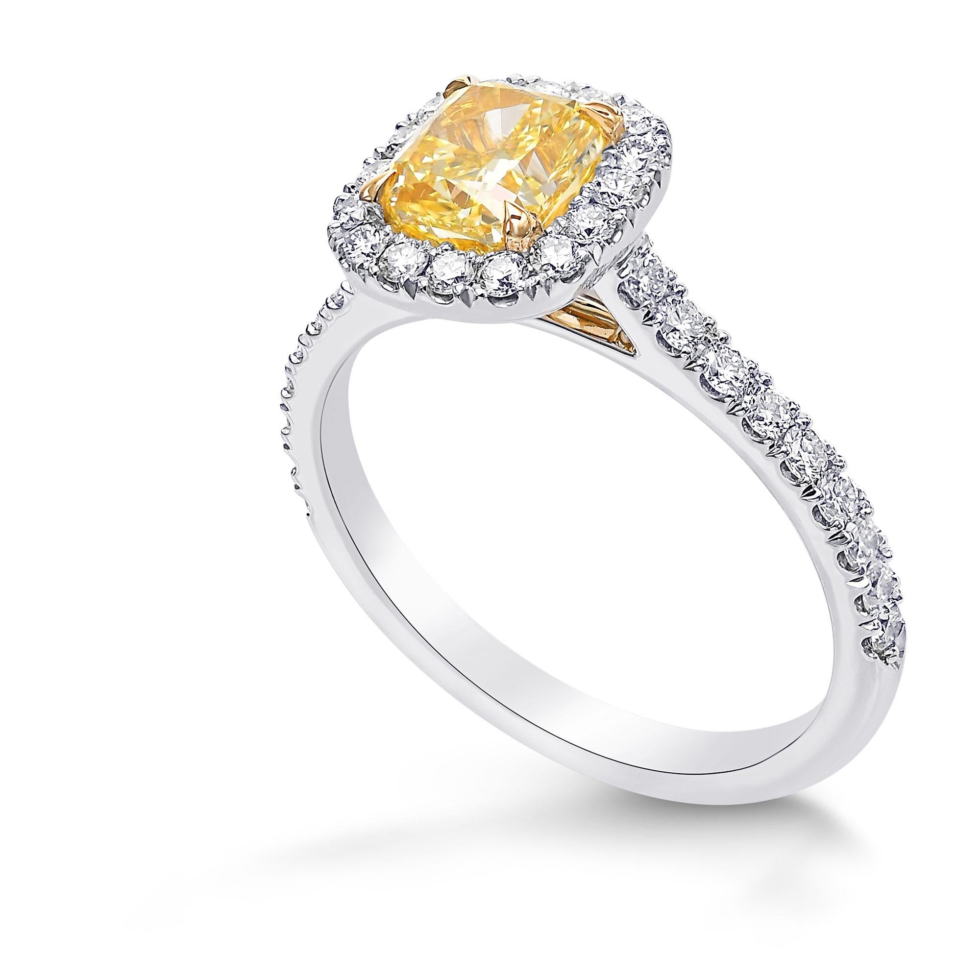 Moderno Anello aureolato con diamante a cuscino giallo intenso da 1,04 carati certificato GIA in vendita