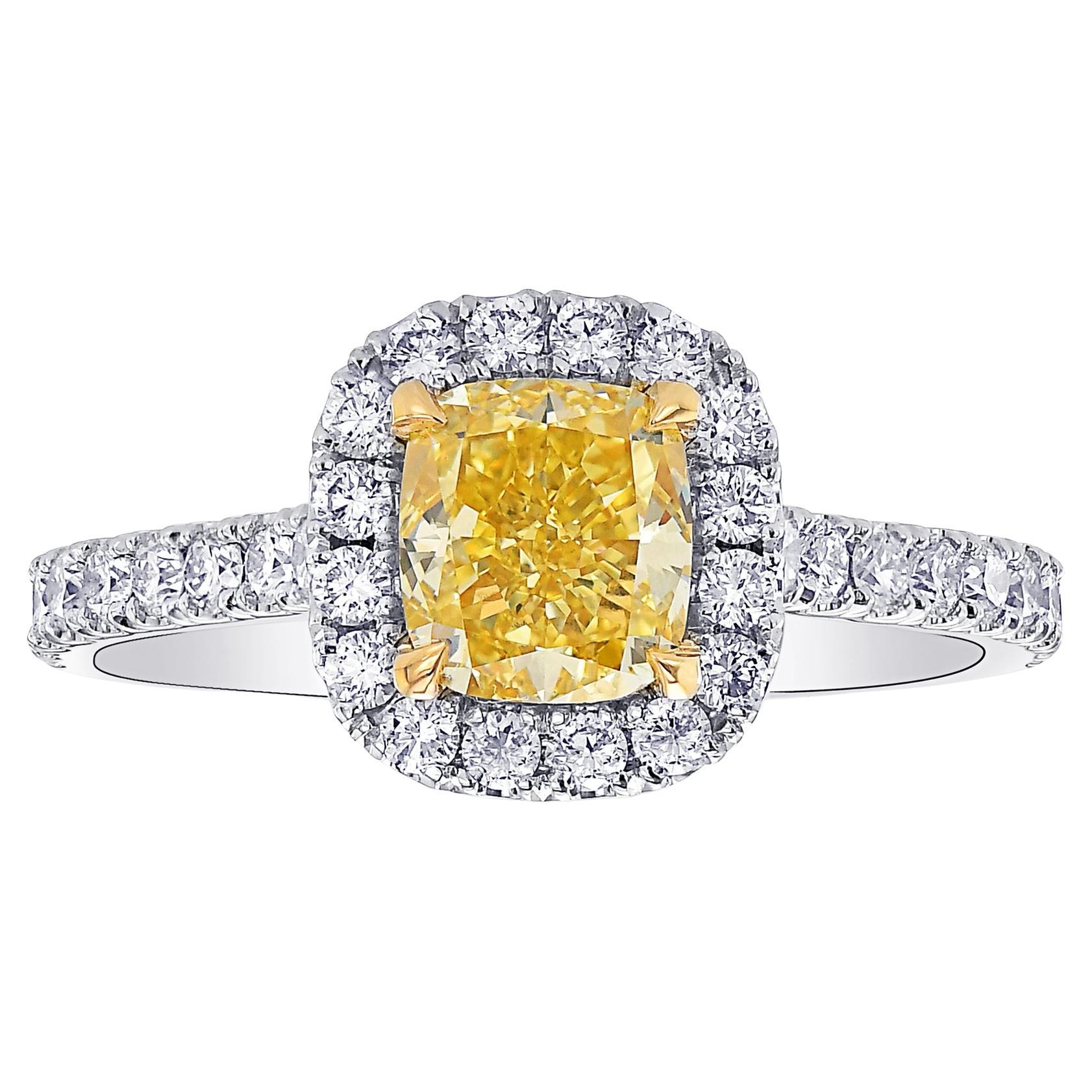 Anello aureolato con diamante a cuscino giallo intenso da 1,04 carati certificato GIA in vendita