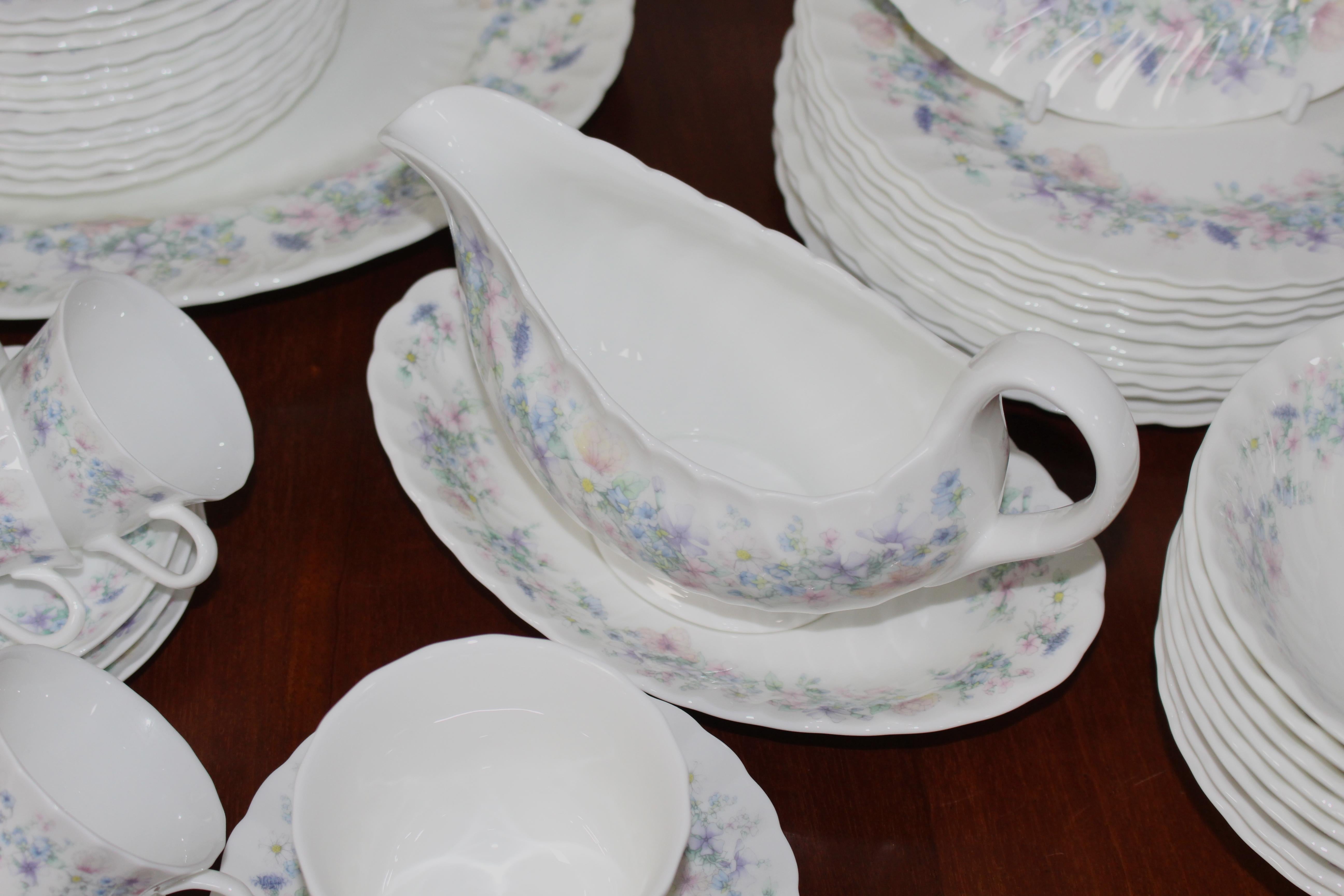 104 Piece Wedgwood Angela Pattern Dinner Service In Excellent Condition In Worcester, Worcestershire