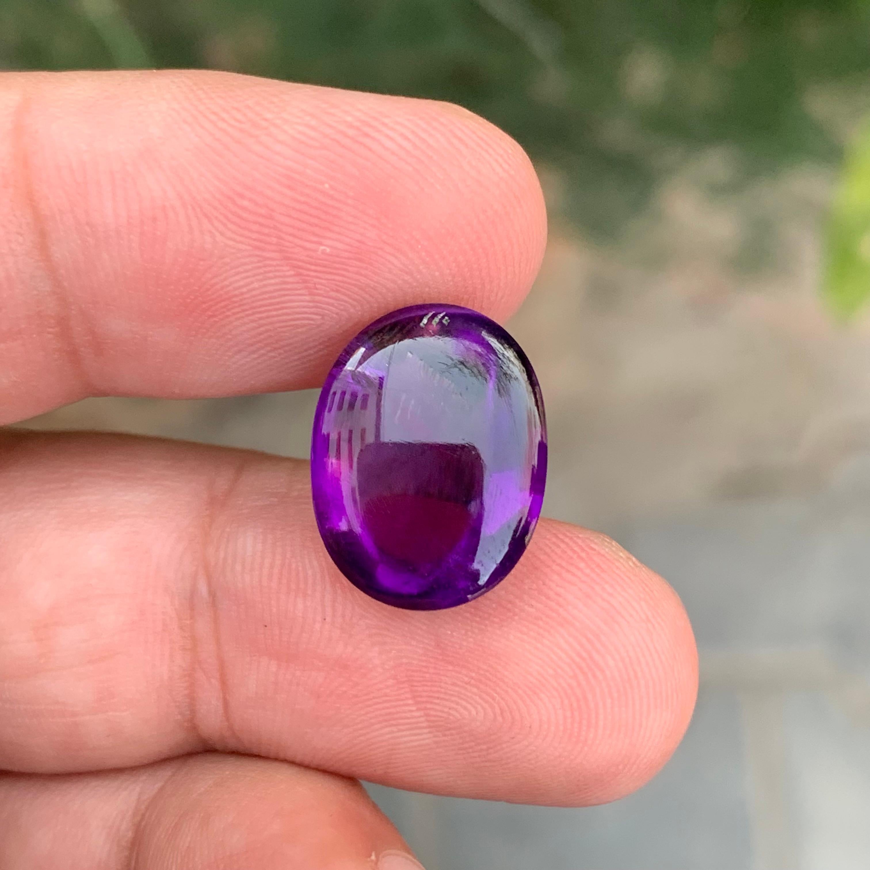 Stein: Amethyst

Gewicht : 10.40 Karat
Abmessung: 15.4 x 11.9 x 8.3 Mm
Herkunft: Brasilien
Form: Zuckerhut-Cabochon 
Farbe: Lila
Behandlung: Nicht
Zertifikat: Auf Kundenwunsch

Der Amethyst, eine atemberaubende violette Quarzsorte, ist nicht nur für
