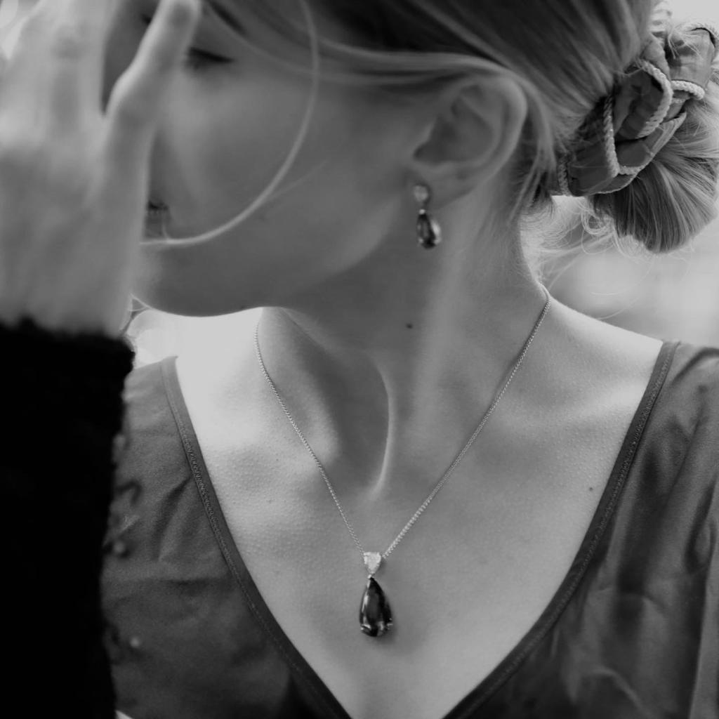 Taille poire Boucles d'oreilles pendantes en or blanc 18 carats avec saphirs de 10,40 carats et diamants en forme de poire et de poire en vente