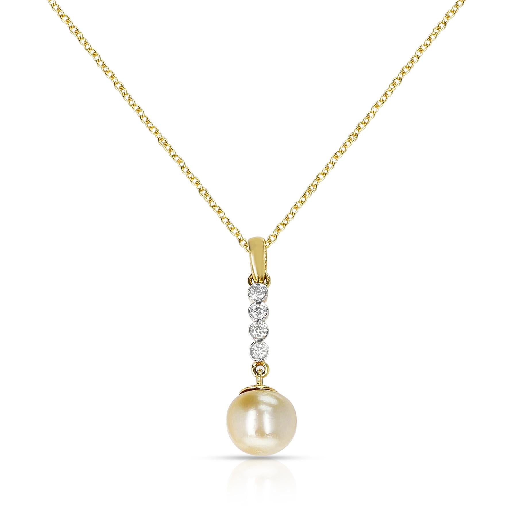 10.40 Ct. South Sea Pearl and 0.25 Diamond Pendant, 14K Gold In Excellent Condition For Sale In New York, NY