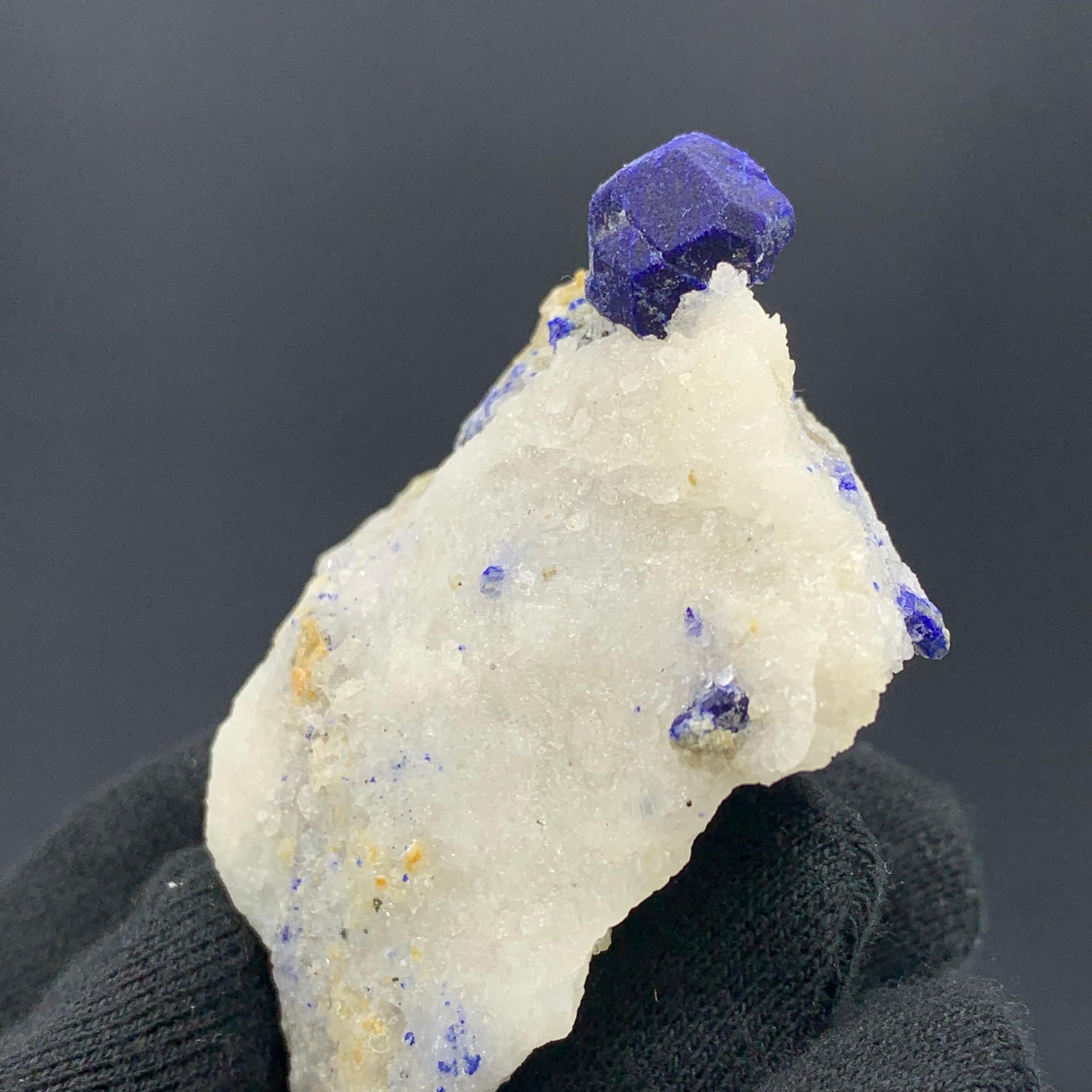 Fino al XVIII secolo 104,06 grammi di un incredibile campione di lazurite proveniente da Badakhshan, Afghanistan in vendita