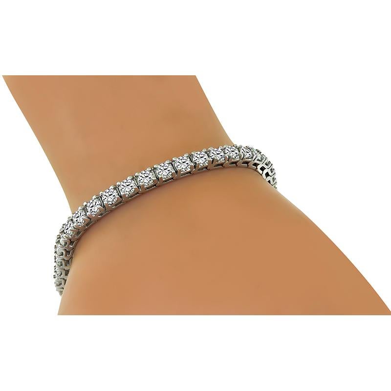 Dies ist ein wunderschönes Tennisarmband aus 14k Weißgold. Das Armband ist mit funkelnden Diamanten im Rundschliff besetzt, die etwa 10,40 ct wiegen. Die Farbe dieser Diamanten ist I-K mit VS2-SI3 Reinheit. Das Armband misst 7 Zoll in der Länge und