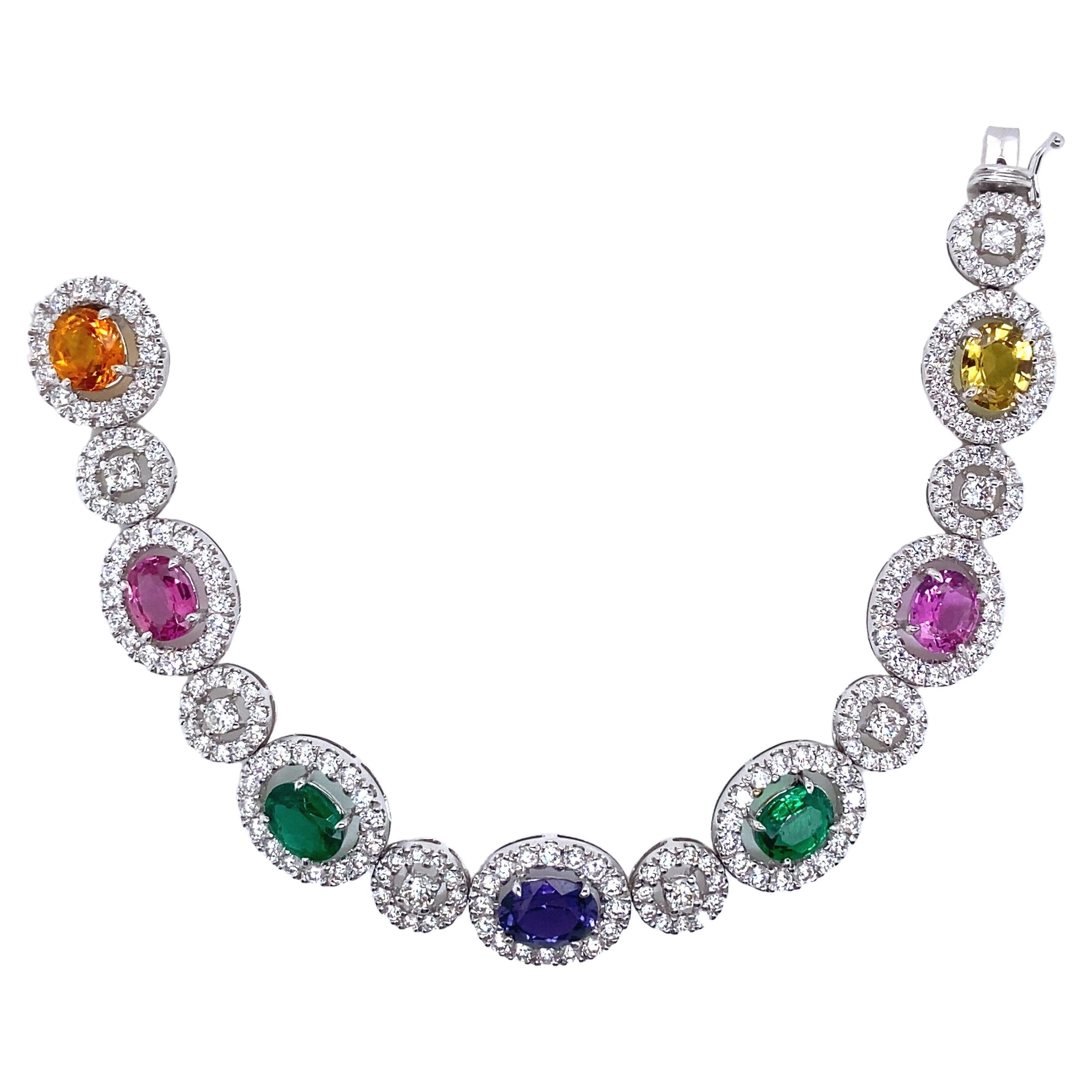 
Todas las piedras tienen el certificado GRS... 

Una pulsera llena de color, con zafiros y esmeraldas naturales talla oval de 10,41 quilates, adornada con diamantes blancos talla brillante redondos de 6,33 quilates. Los zafiros y las esmeraldas