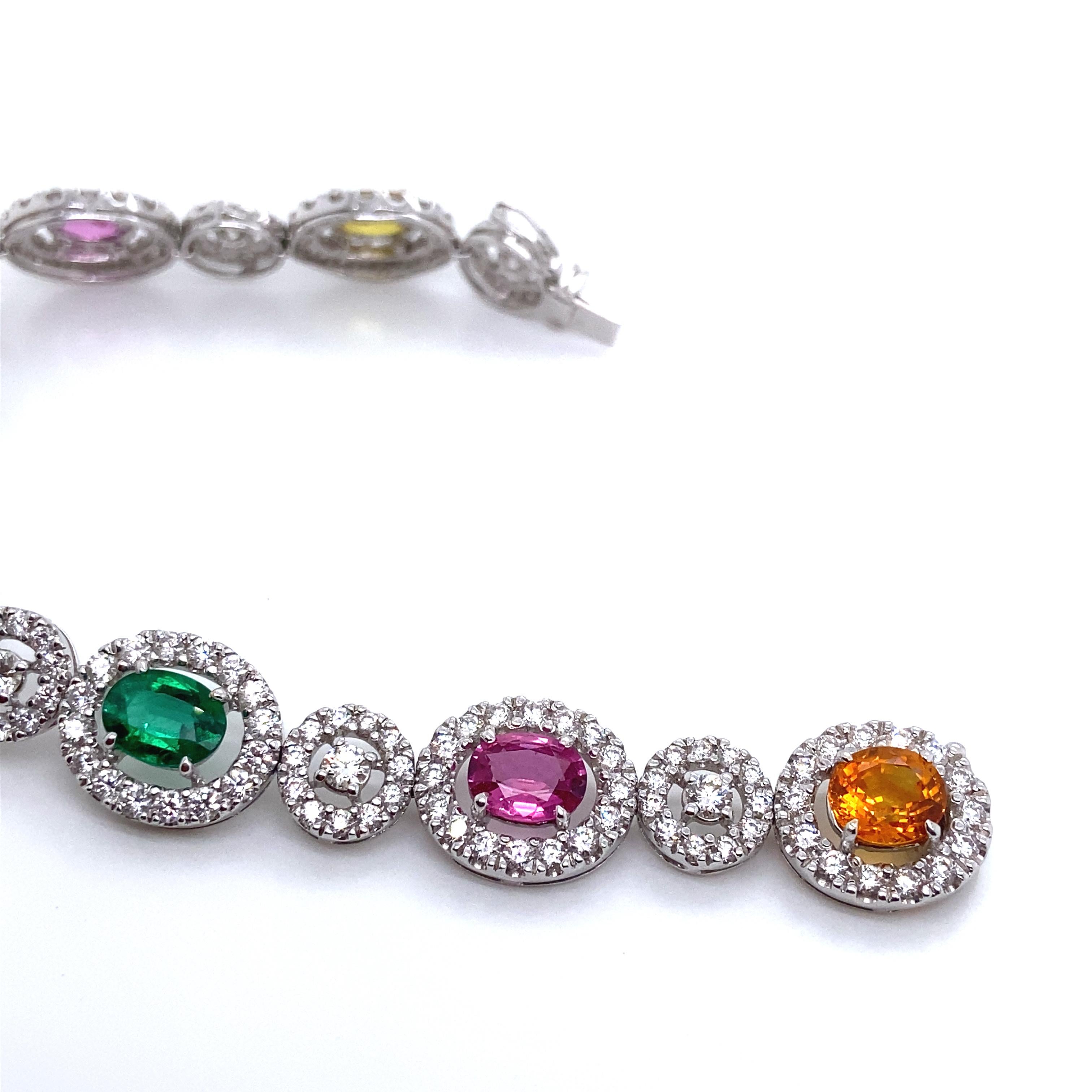 Brazalete de oro con zafiro, esmeralda y diamantes de 10,41 quilates certificados GRS sin calor en venta 2