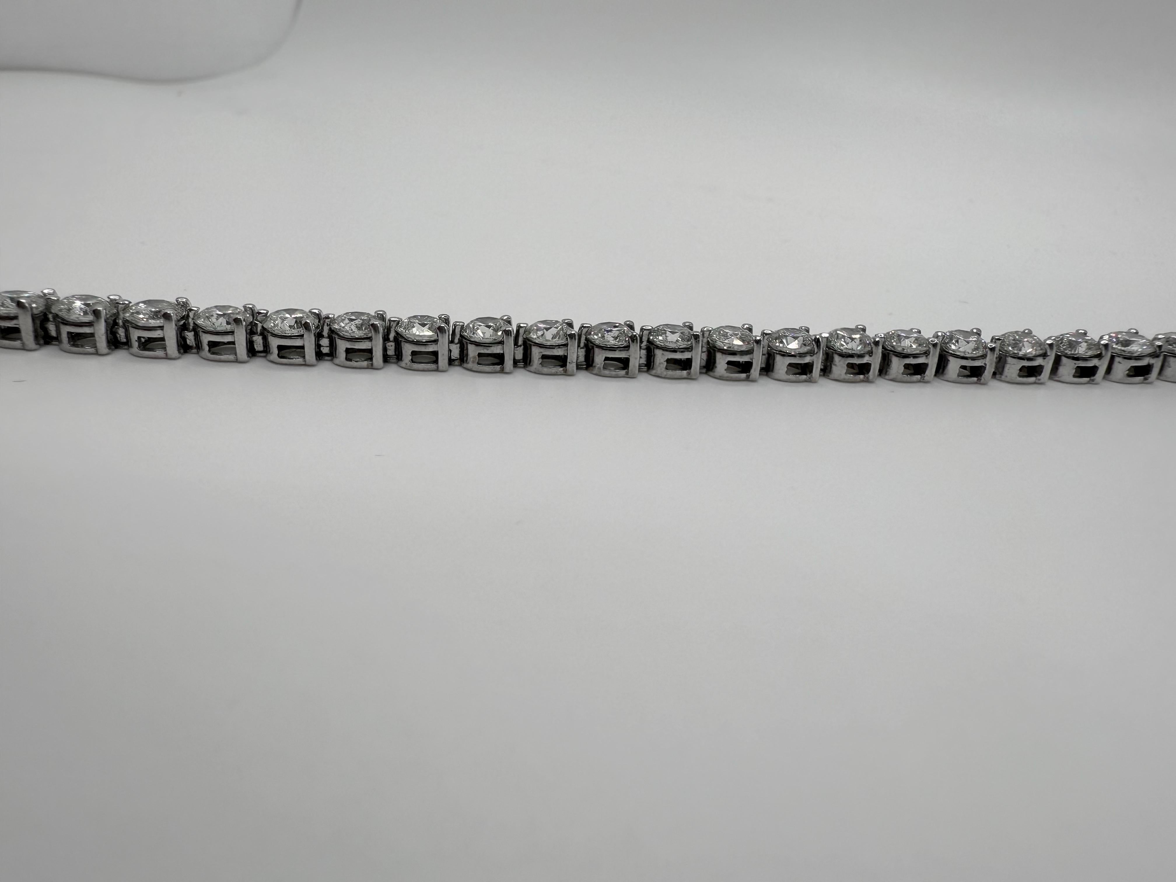 Esta espectacular pulsera tenis es una declaración atemporal de elegancia y brillo. Elaborado en oro blanco de 14 quilates y con un peso de 12,20 gramos, presenta una línea continua de diamantes redondos talla brillante que suman un total de 10,42