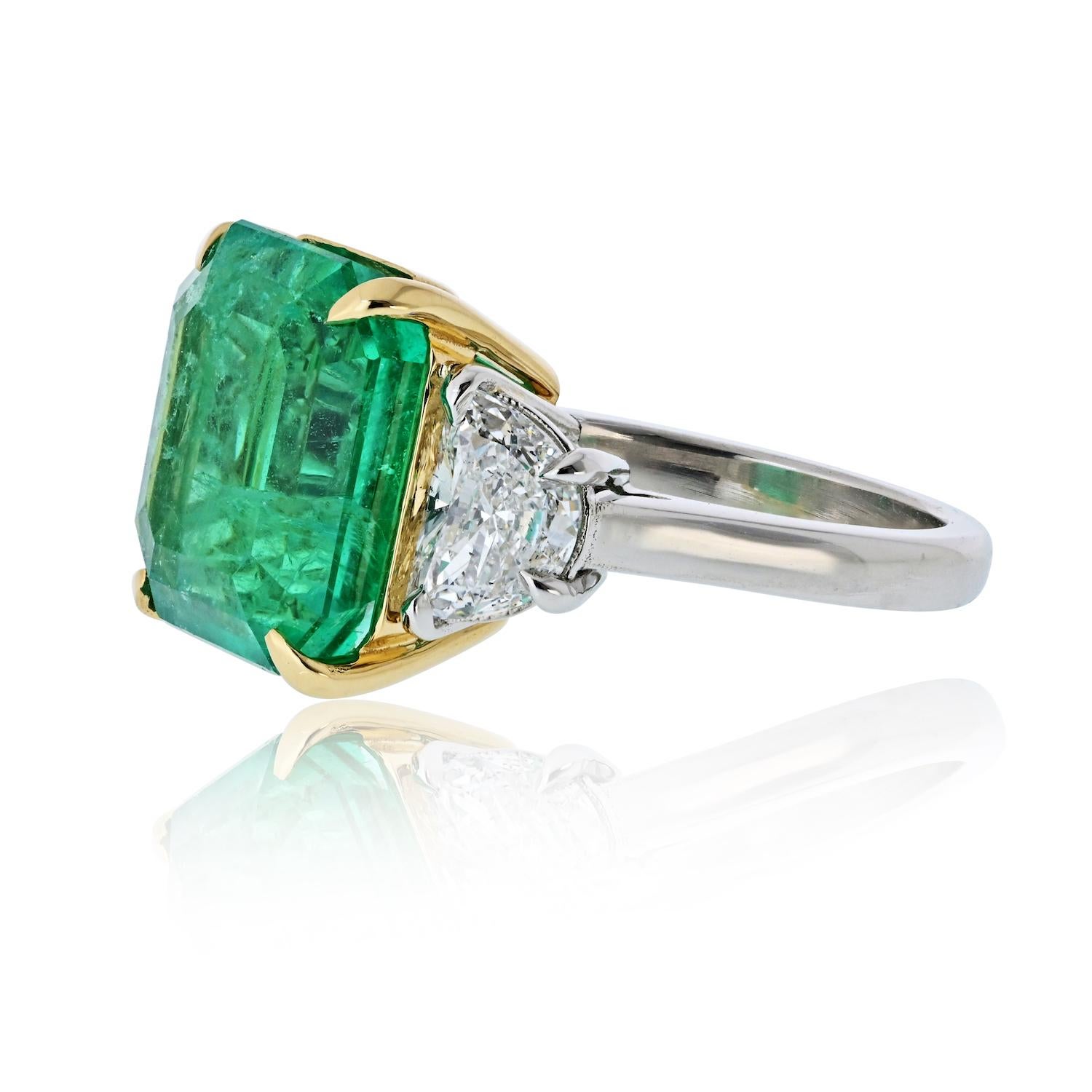 10,42ct Grüner Smaragd und Halbmond Diamant Drei Stein Ring (Moderne) im Angebot